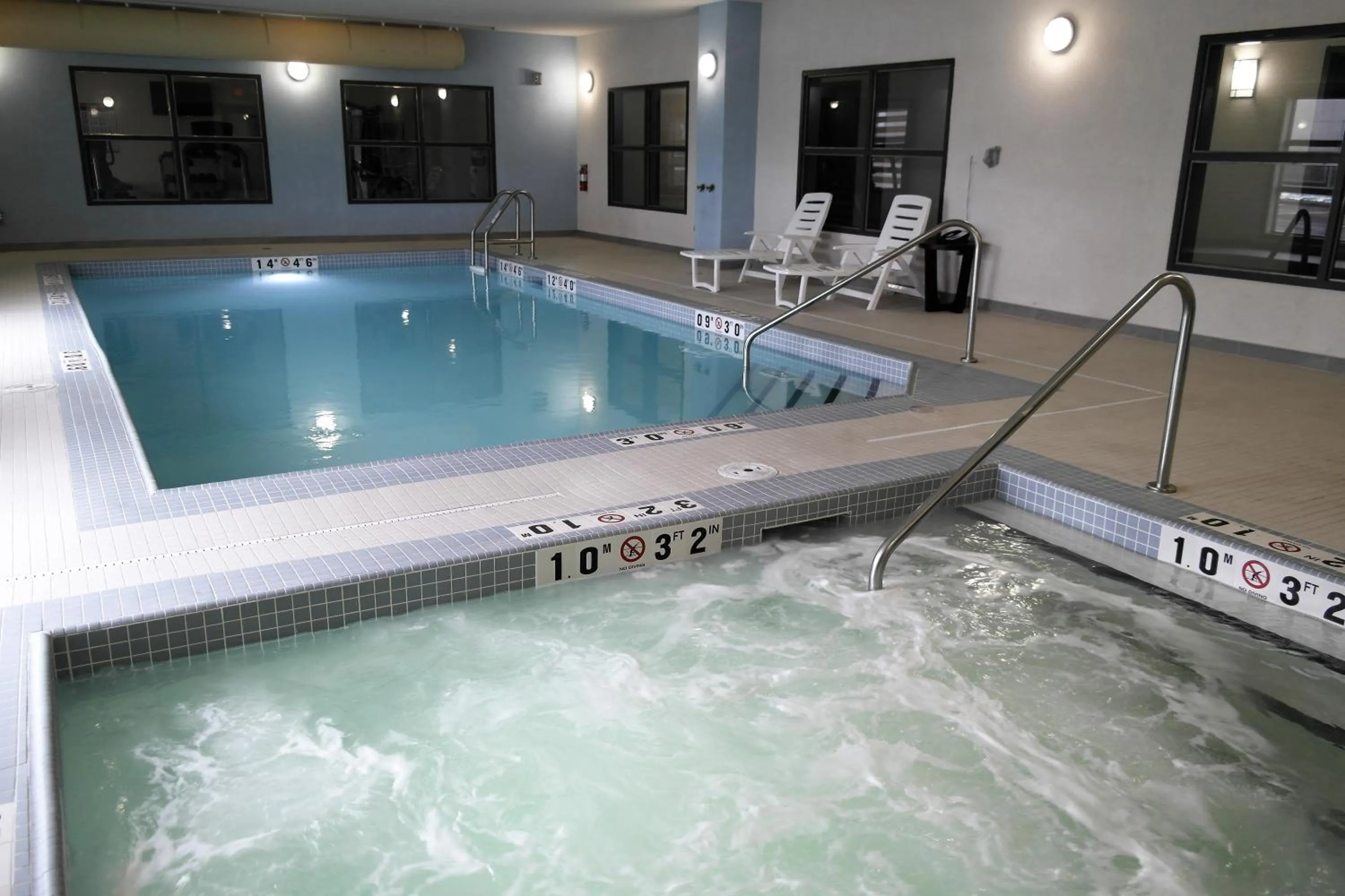 Hot Tub, Swimming Pool in Stars Inn