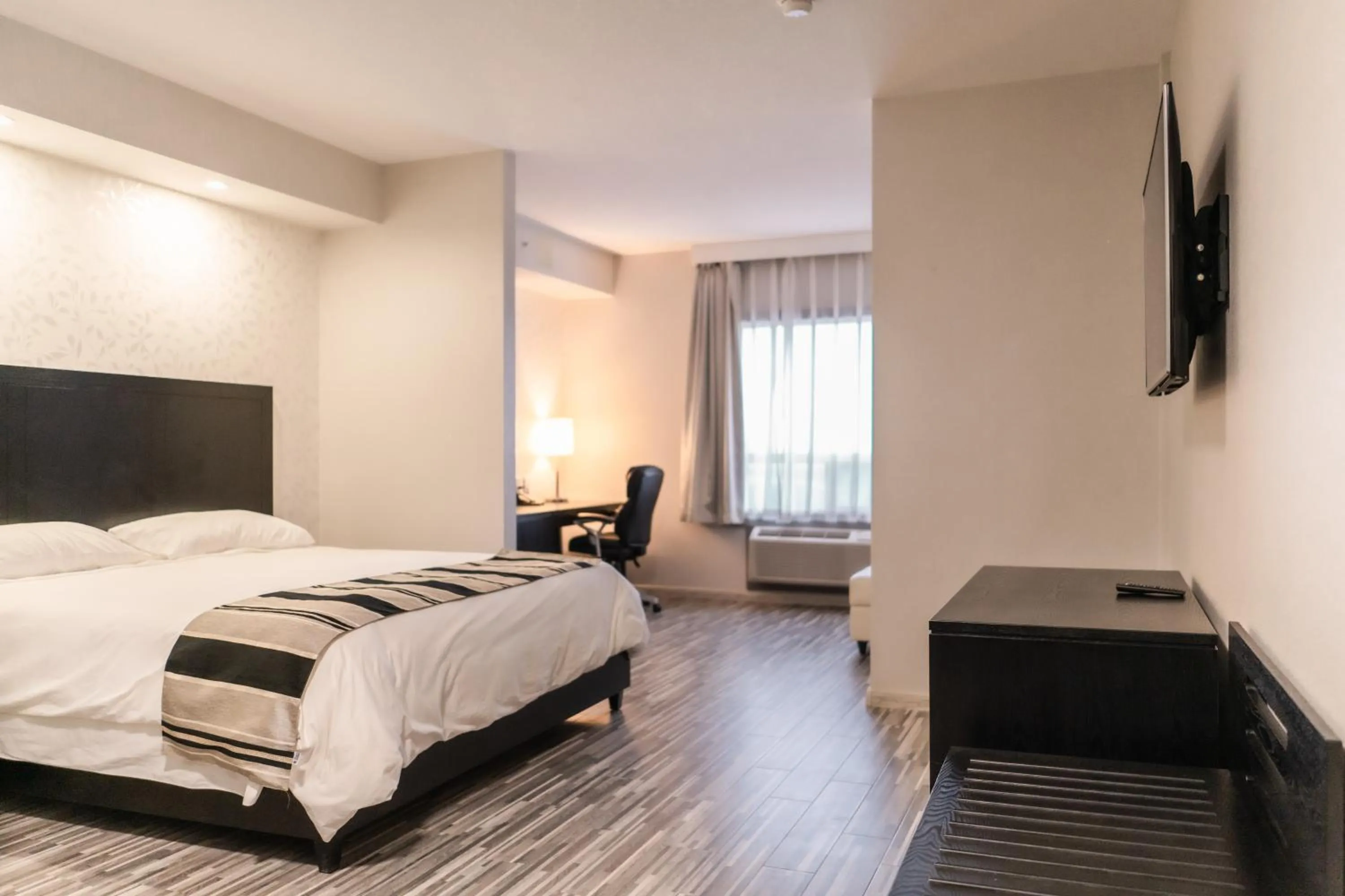 Bedroom, TV/Entertainment Center in Stars Inn