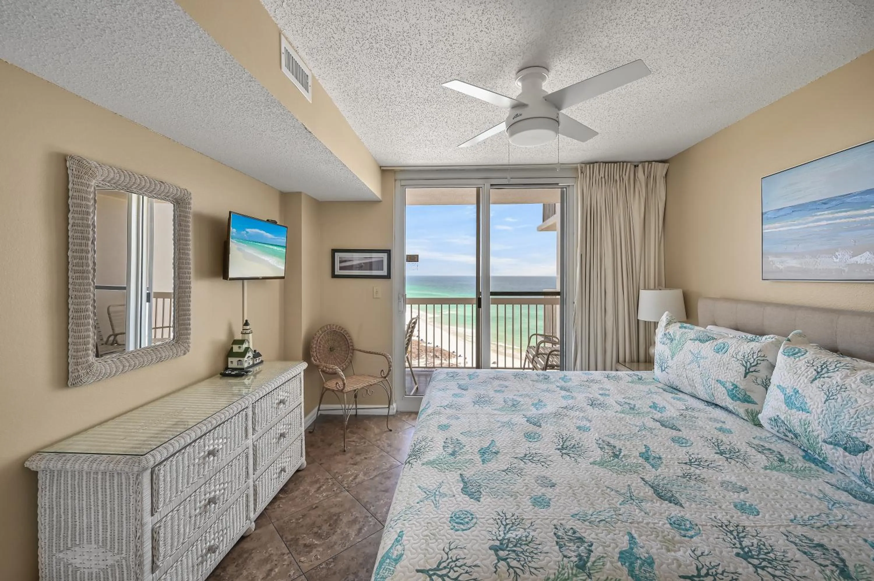 Bedroom, Bed in Pelican Beach Resort Condos