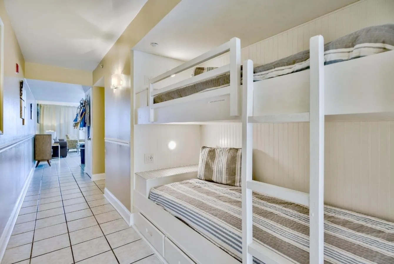 bunk bed, Bed in Pelican Beach Resort Condos