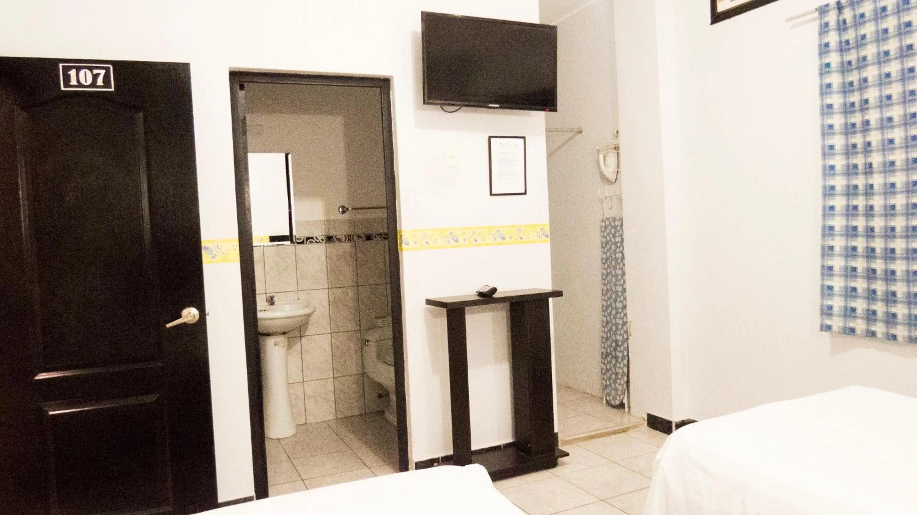 Photo of the whole room, Bed in Jer`s Hostal