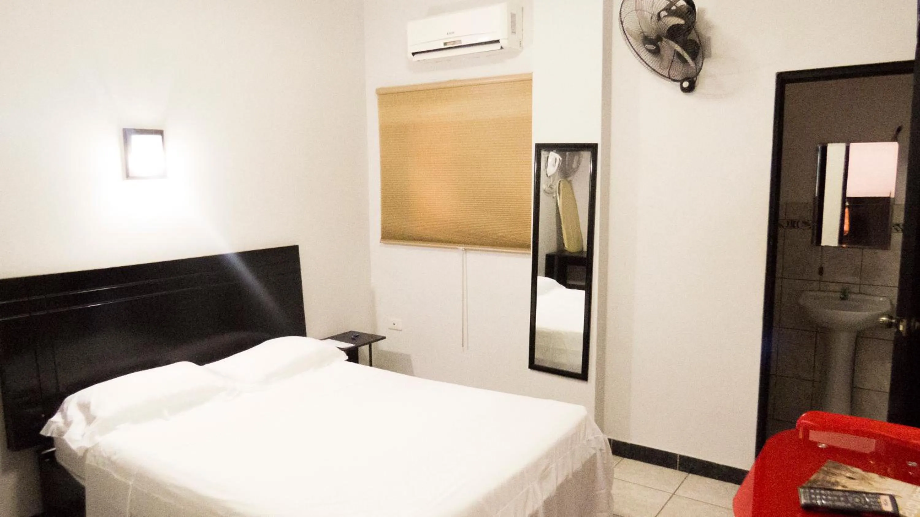 Photo of the whole room, Bed in Jer`s Hostal