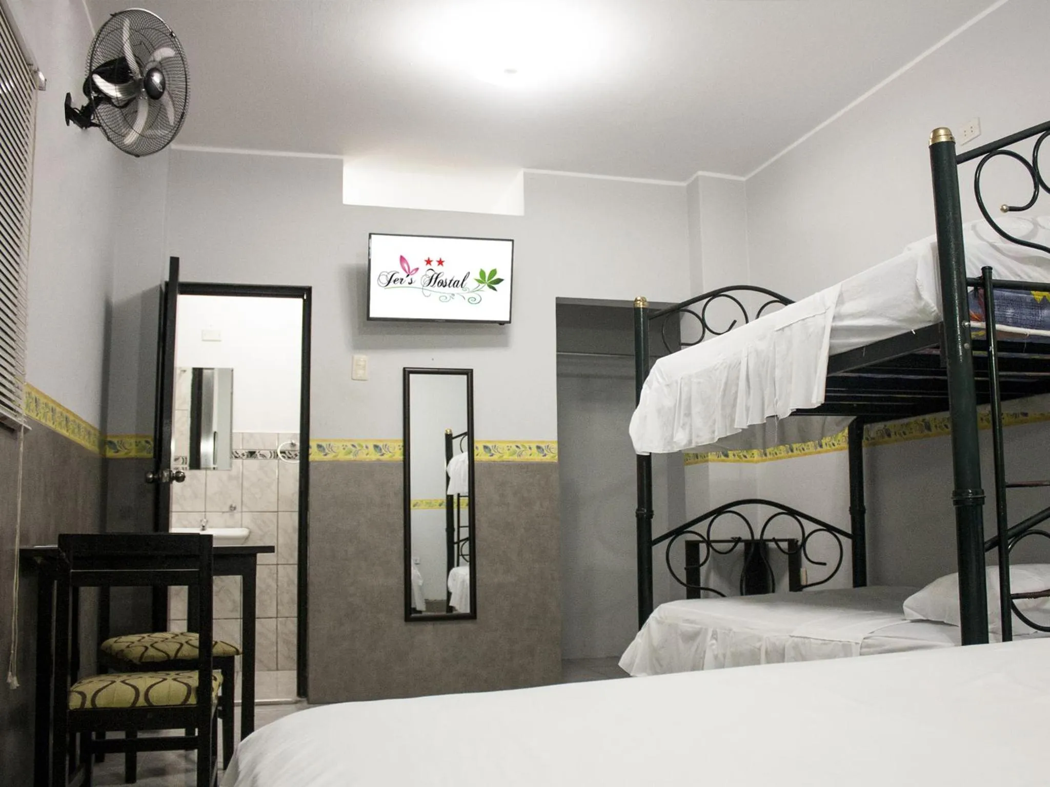 Photo of the whole room, Bed in Jer`s Hostal