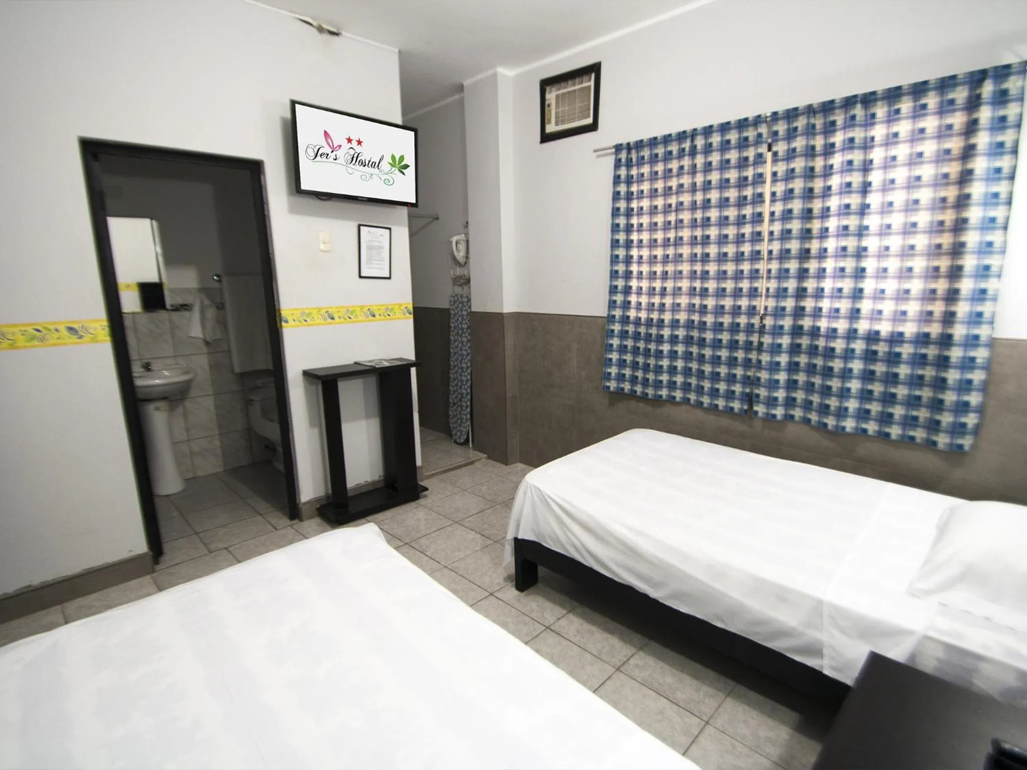 Photo of the whole room, Bed in Jer`s Hostal