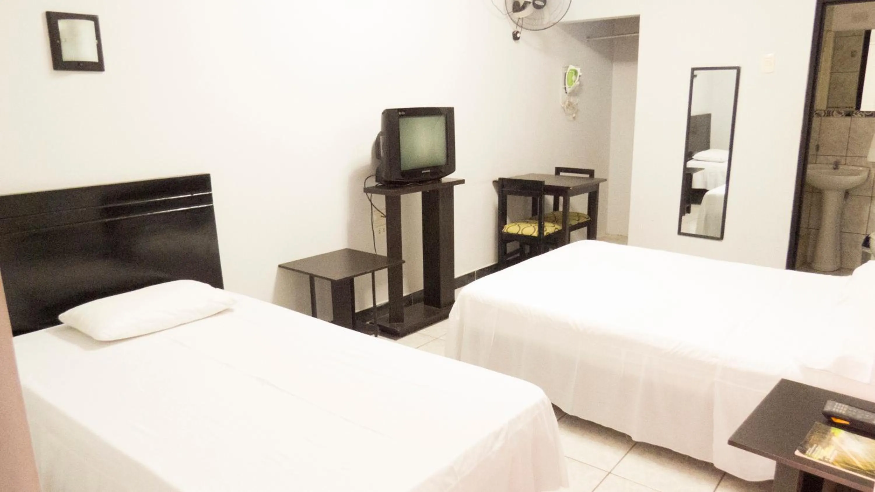 Photo of the whole room, Bed in Jer`s Hostal