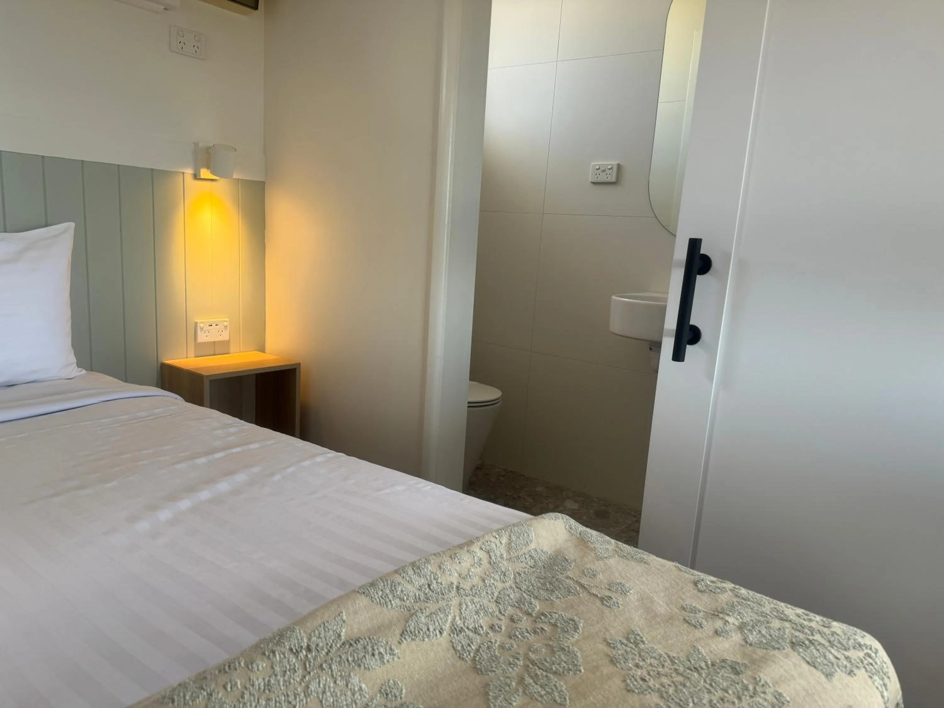 Bed in The Highlander Motel - 24HR Check In