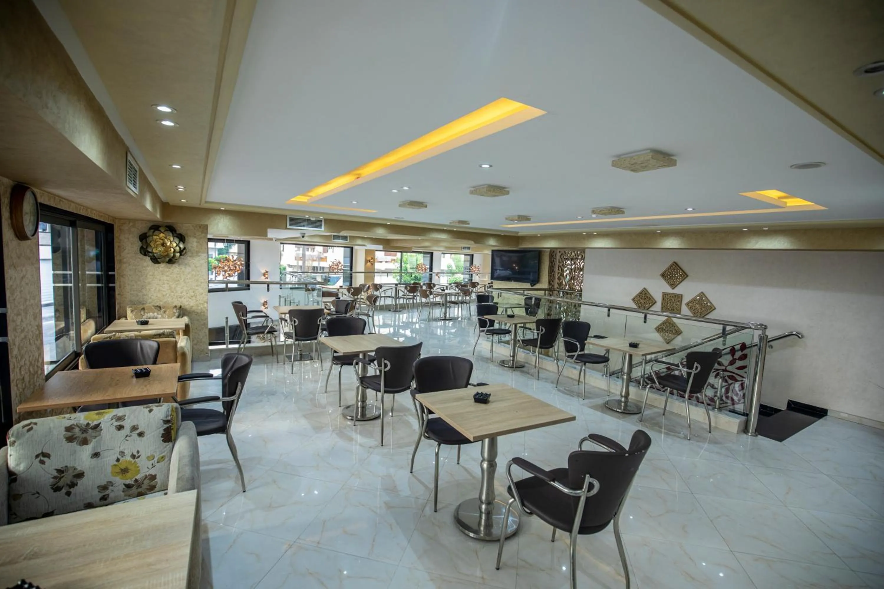 Restaurant/places to eat in Appart Hotel Rania