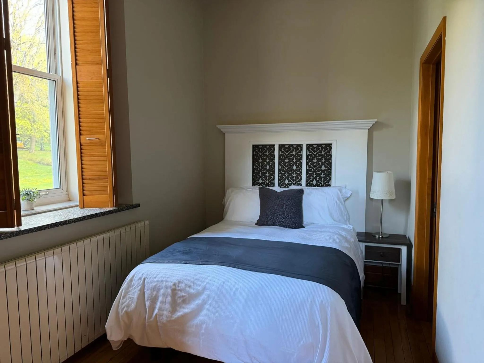 Bed in Auberge de l'Abbaye d'Oka