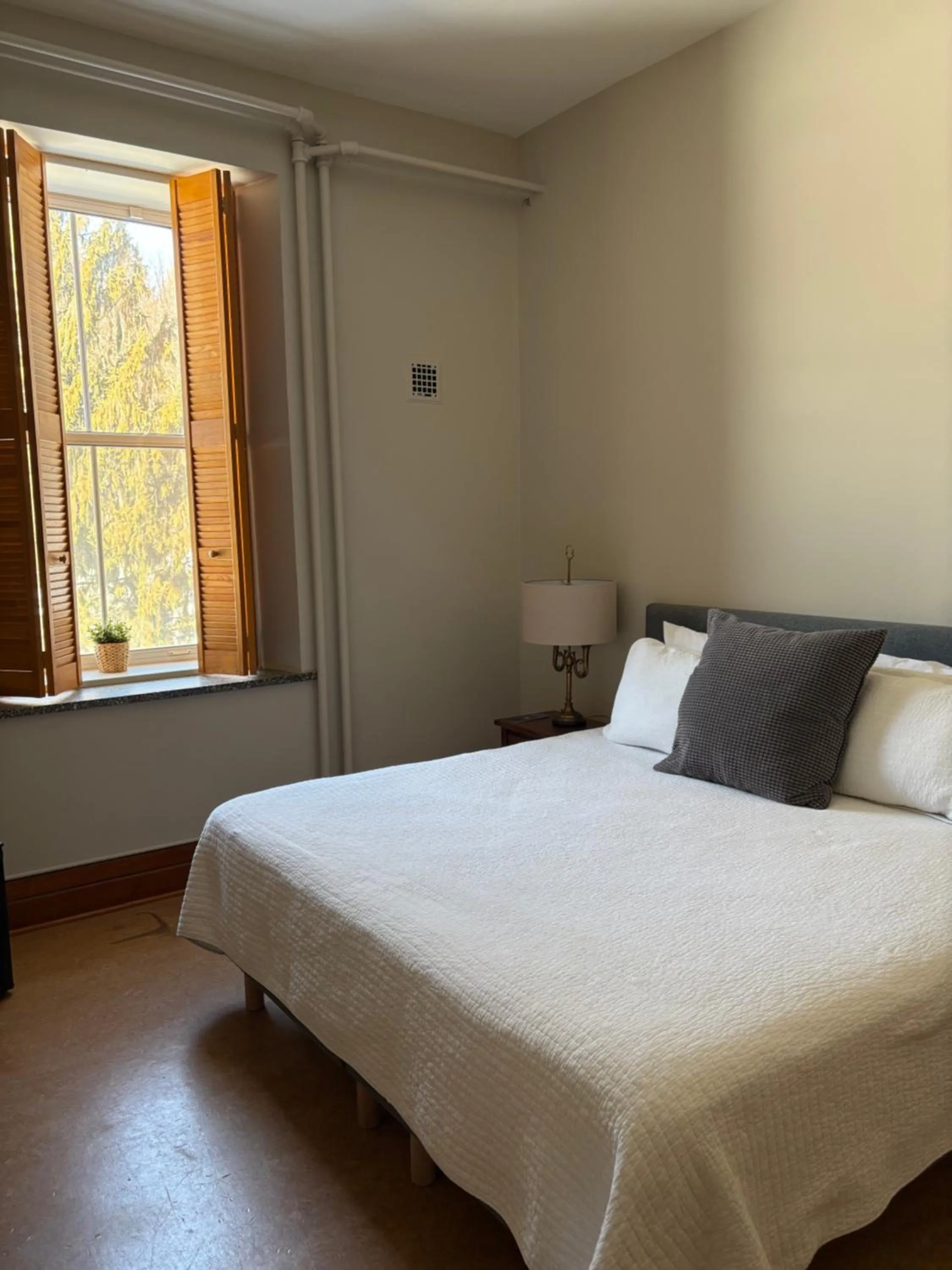 Bed in Auberge de l'Abbaye d'Oka