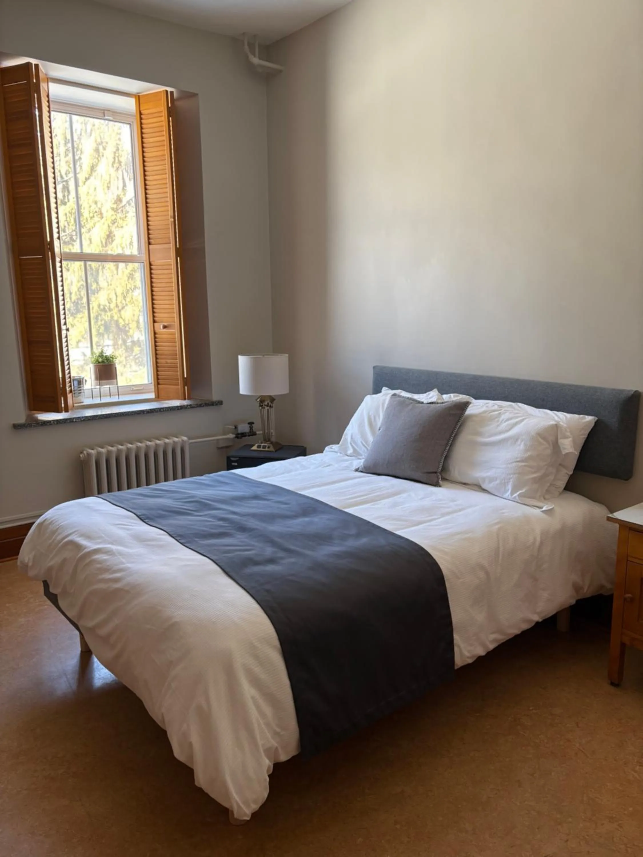 Bed in Auberge de l'Abbaye d'Oka