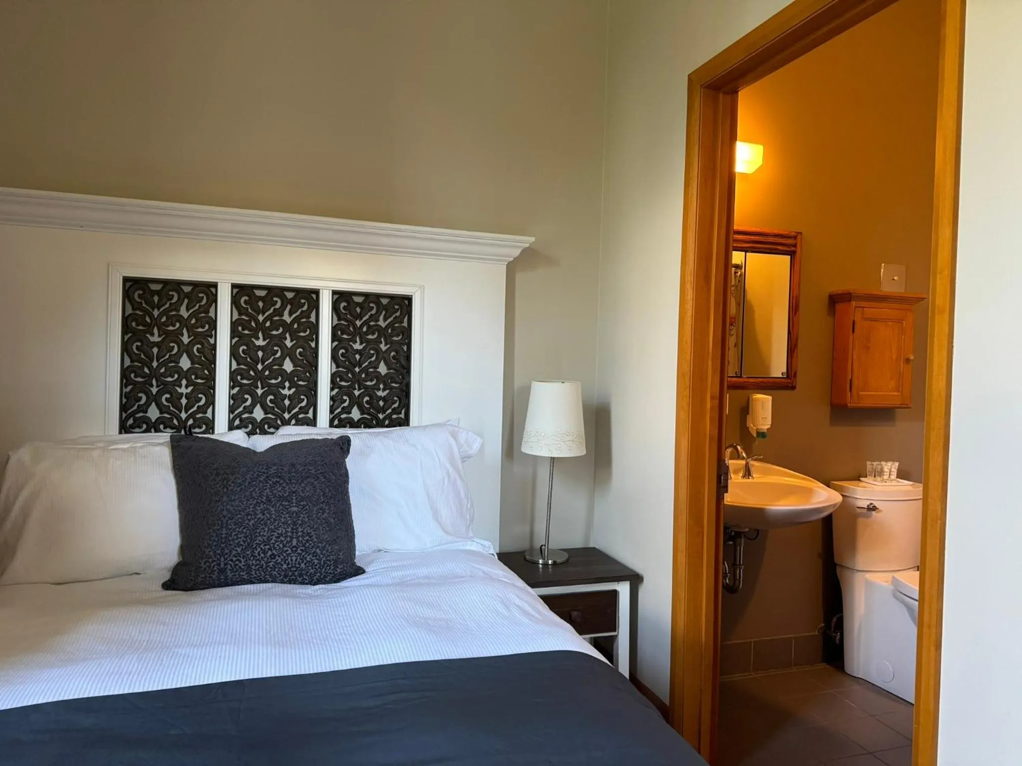 Bed in Auberge de l'Abbaye d'Oka