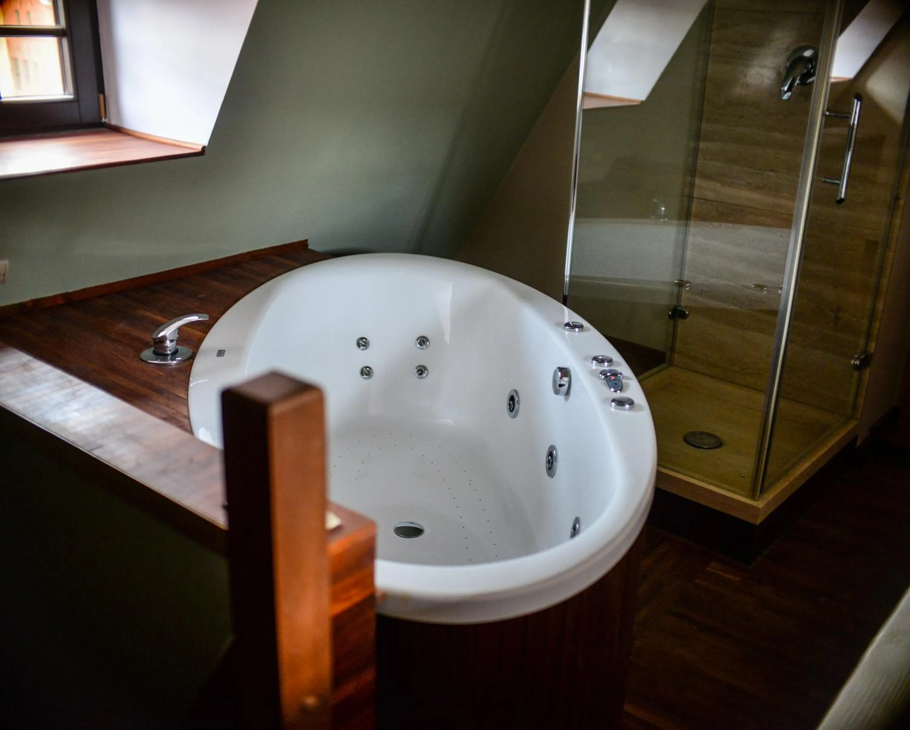 Hot Tub in Apartamenty Siedem Komnat Siedmiu Mistrzów