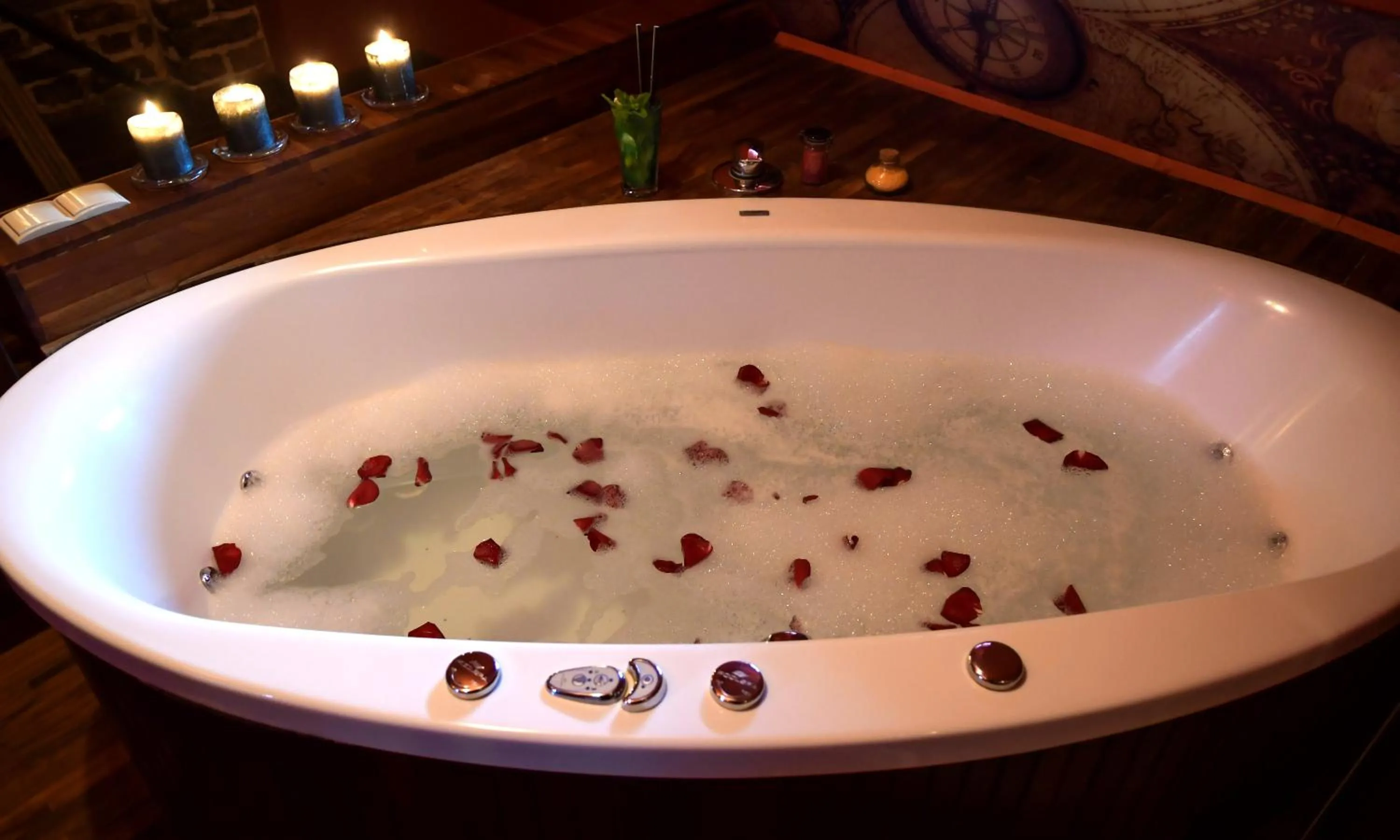 Hot Tub in Apartamenty Siedem Komnat Siedmiu Mistrzów