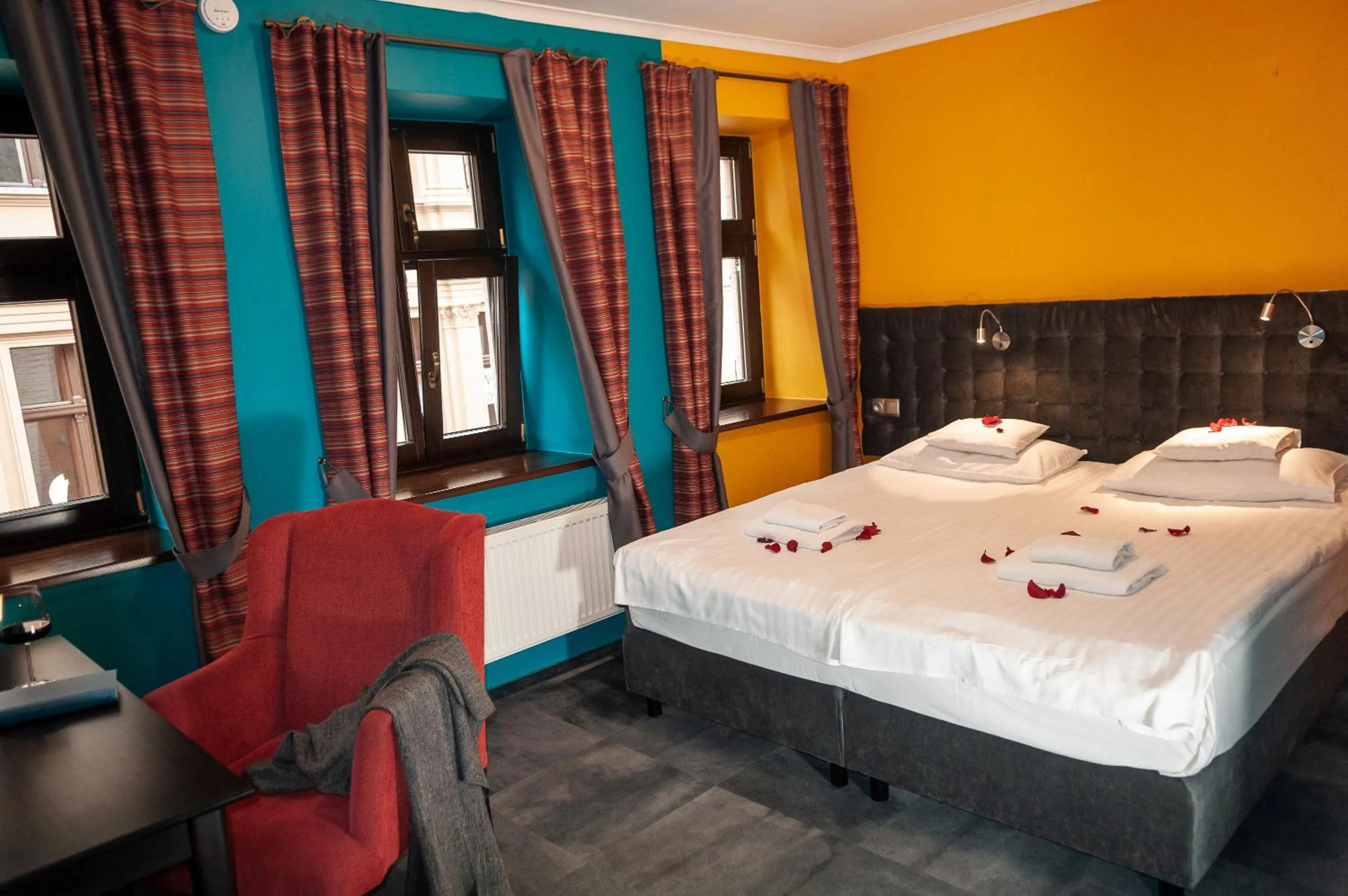 Shower, Bed in Apartamenty Siedem Komnat Siedmiu Mistrzów