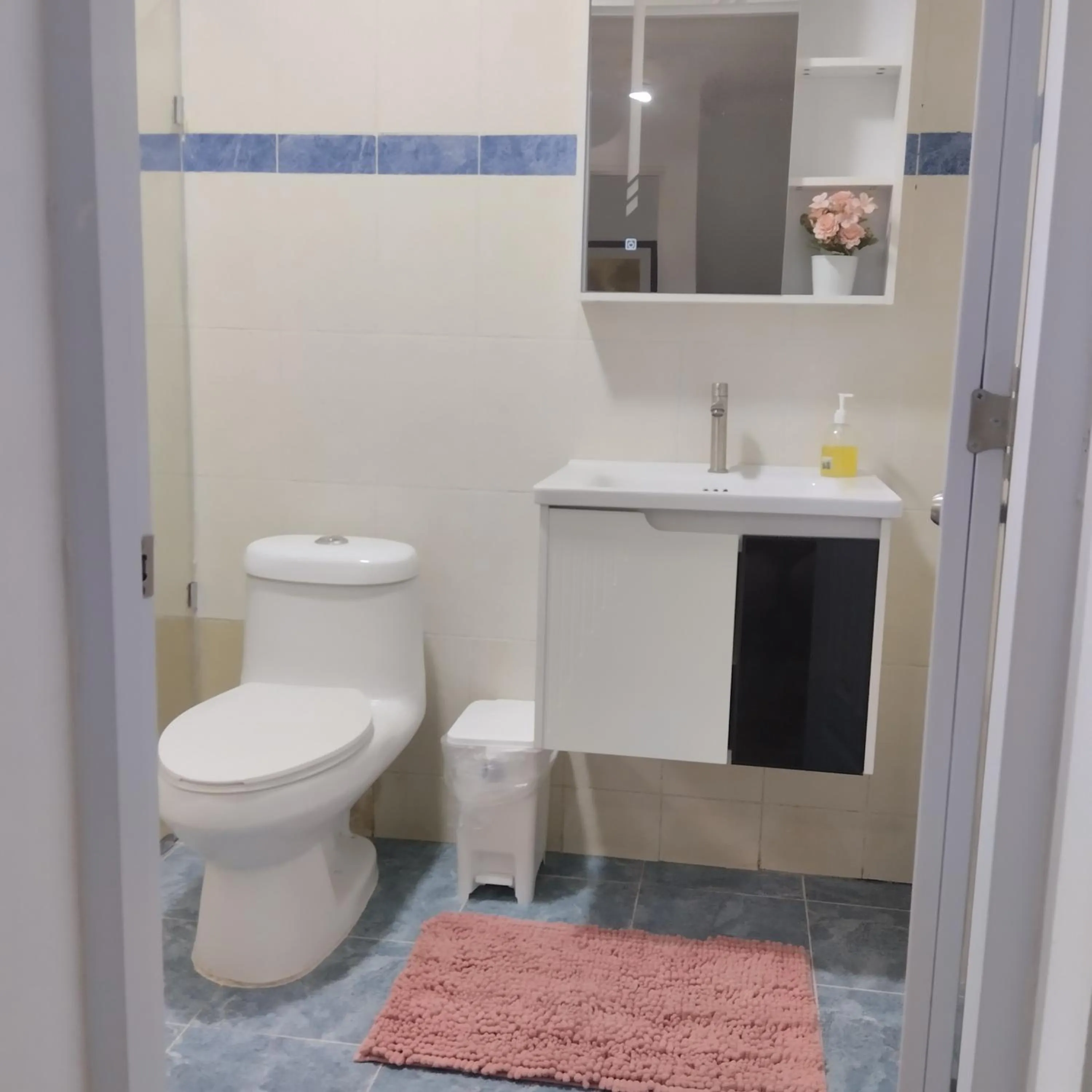 Nely y Pietro share apartment