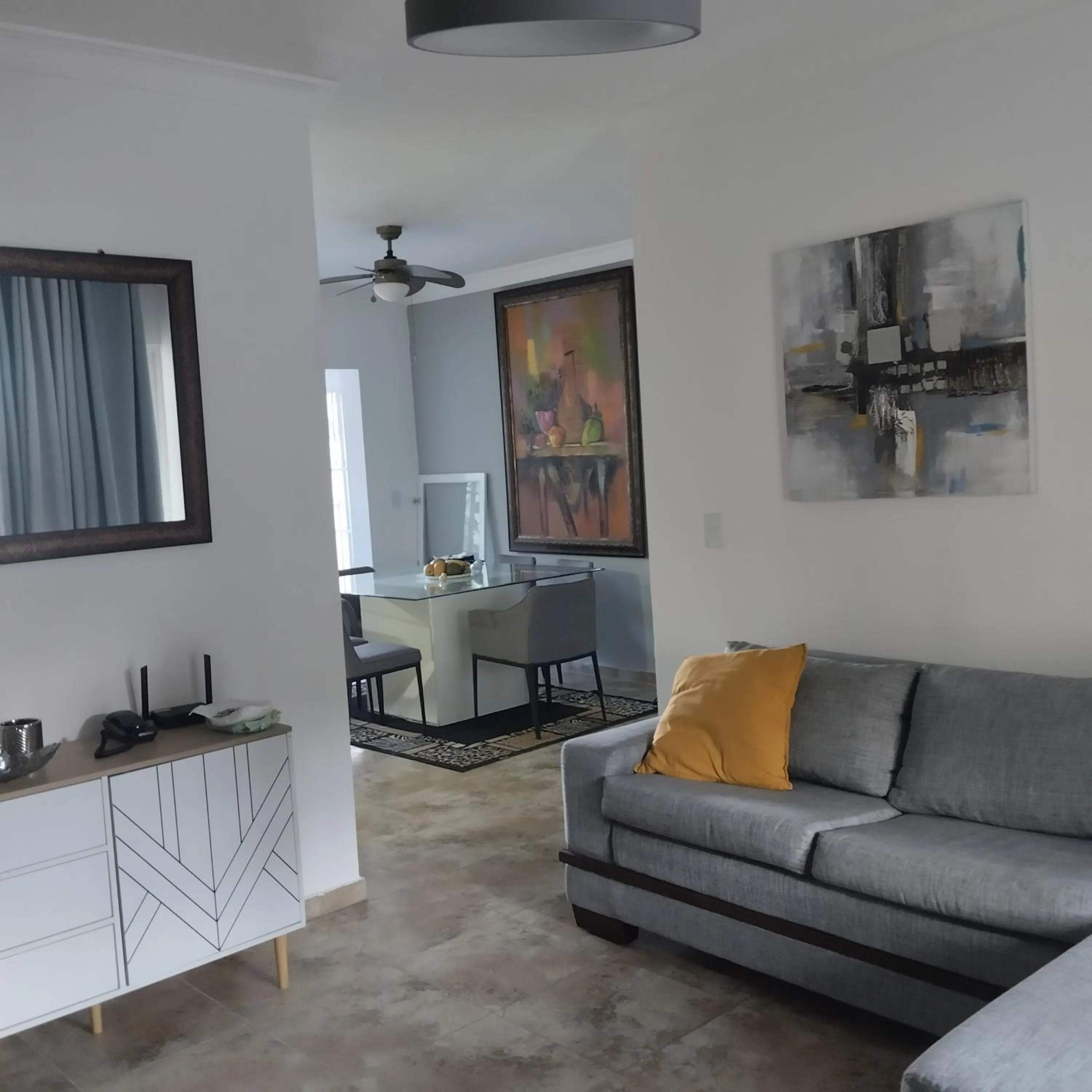 Nely y Pietro share apartment