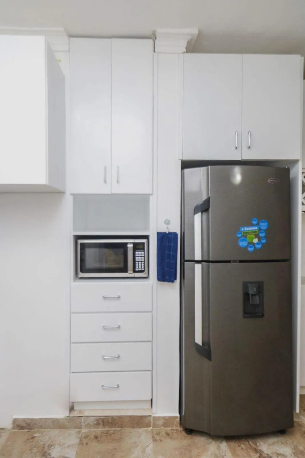 Communal kitchen in Nely y Pietro share apartment