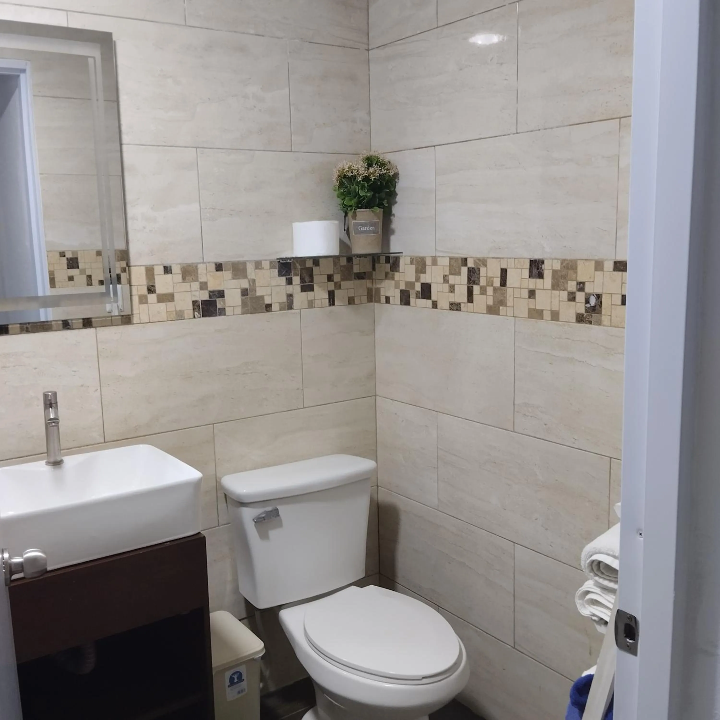 Nely y Pietro share apartment