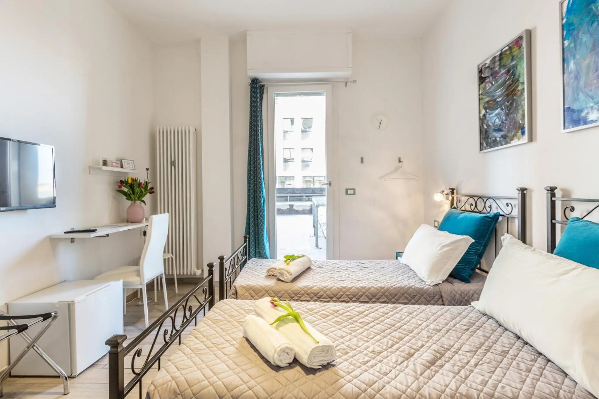 Bedroom, Bed in Central City Rooms