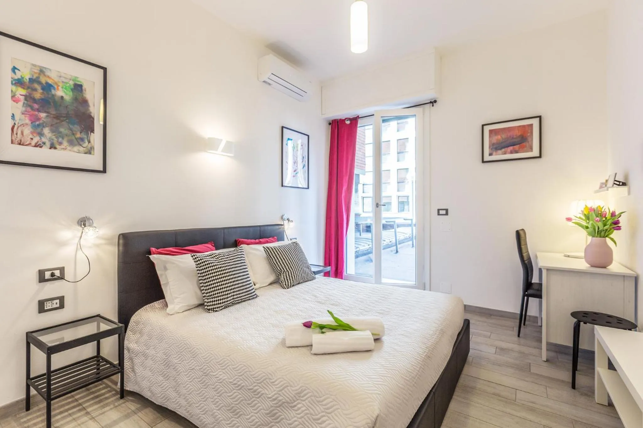 Bedroom, Bed in Central City Rooms