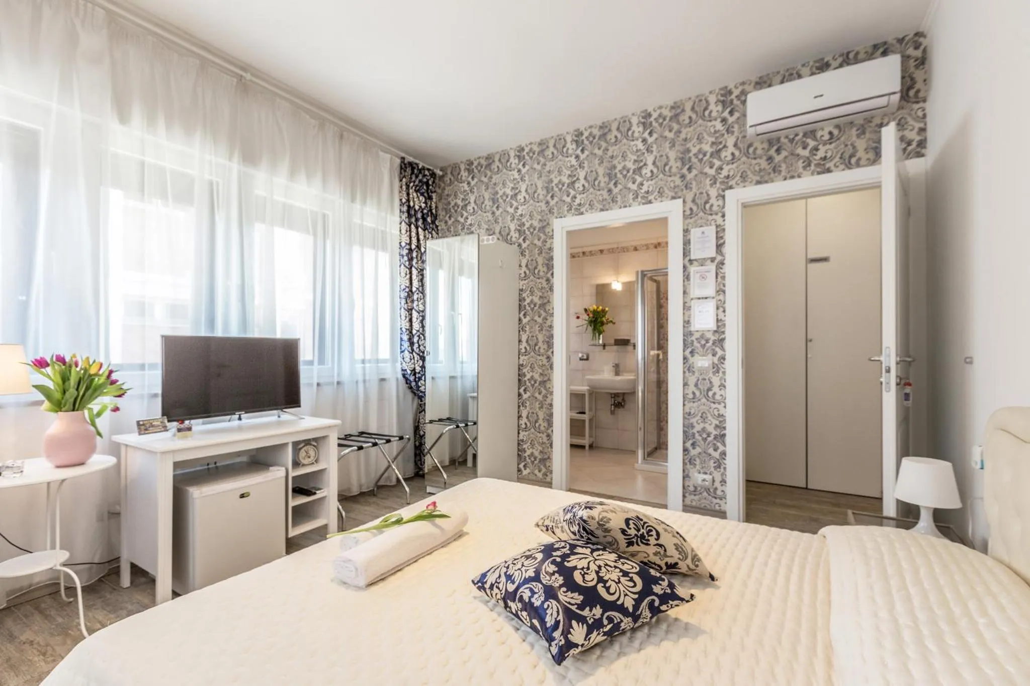 Bedroom, Bed in Central City Rooms