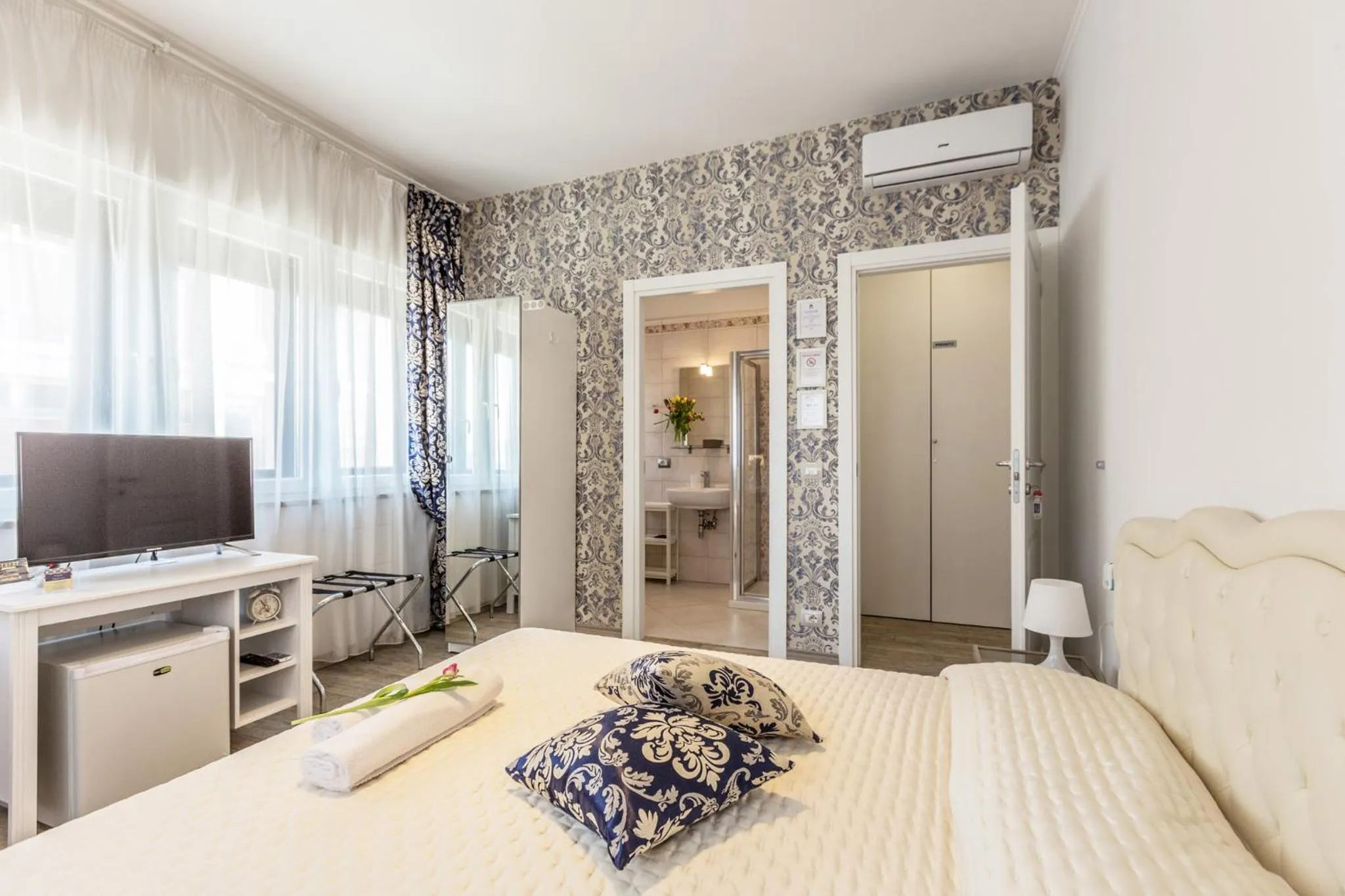 Bedroom, Bed in Central City Rooms