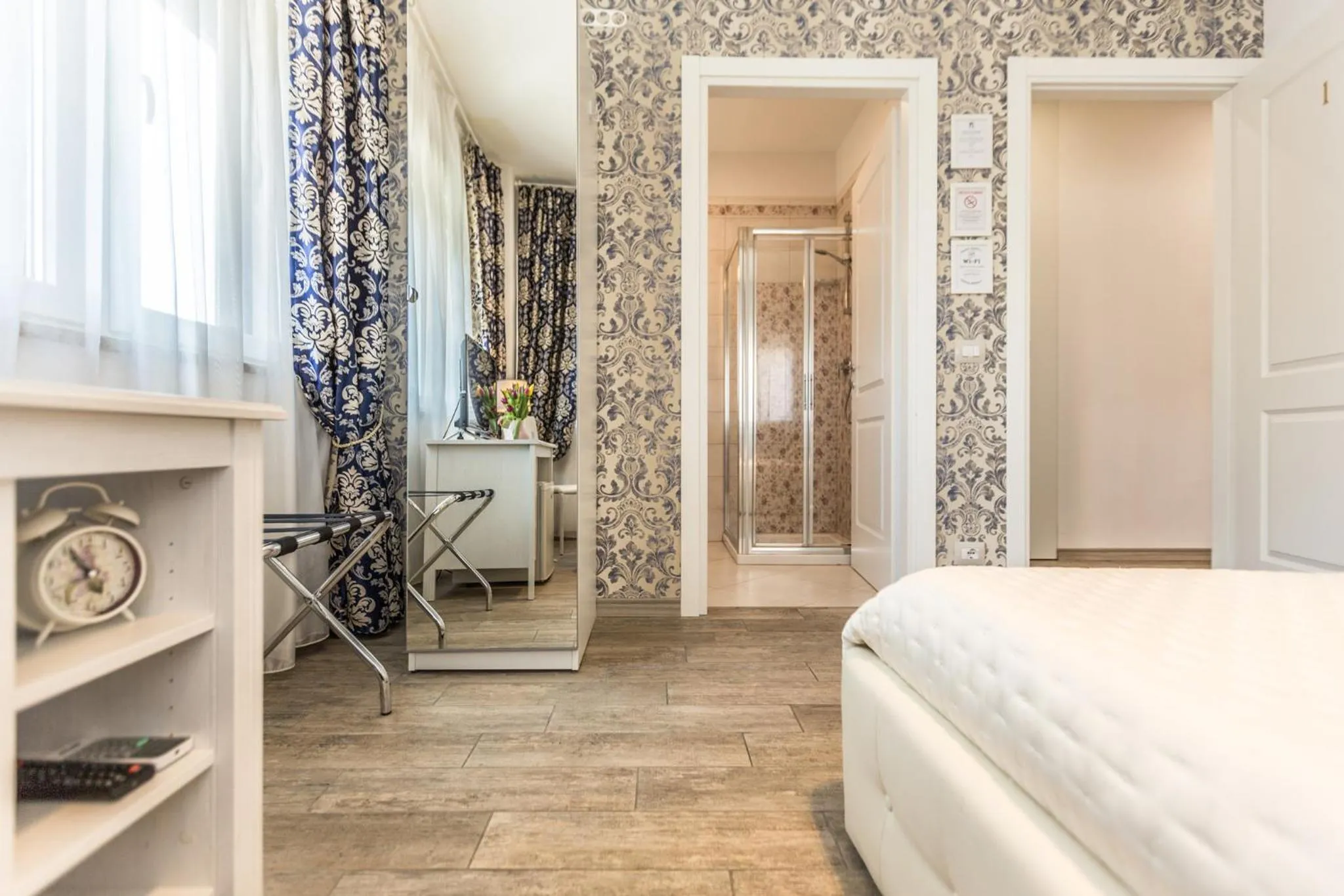 Bedroom, Bed in Central City Rooms