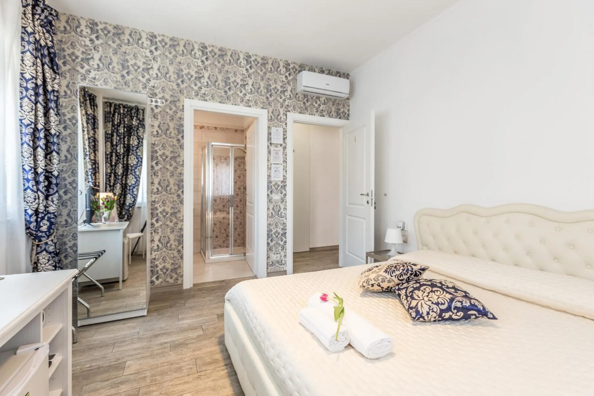 Bedroom, Bed in Central City Rooms