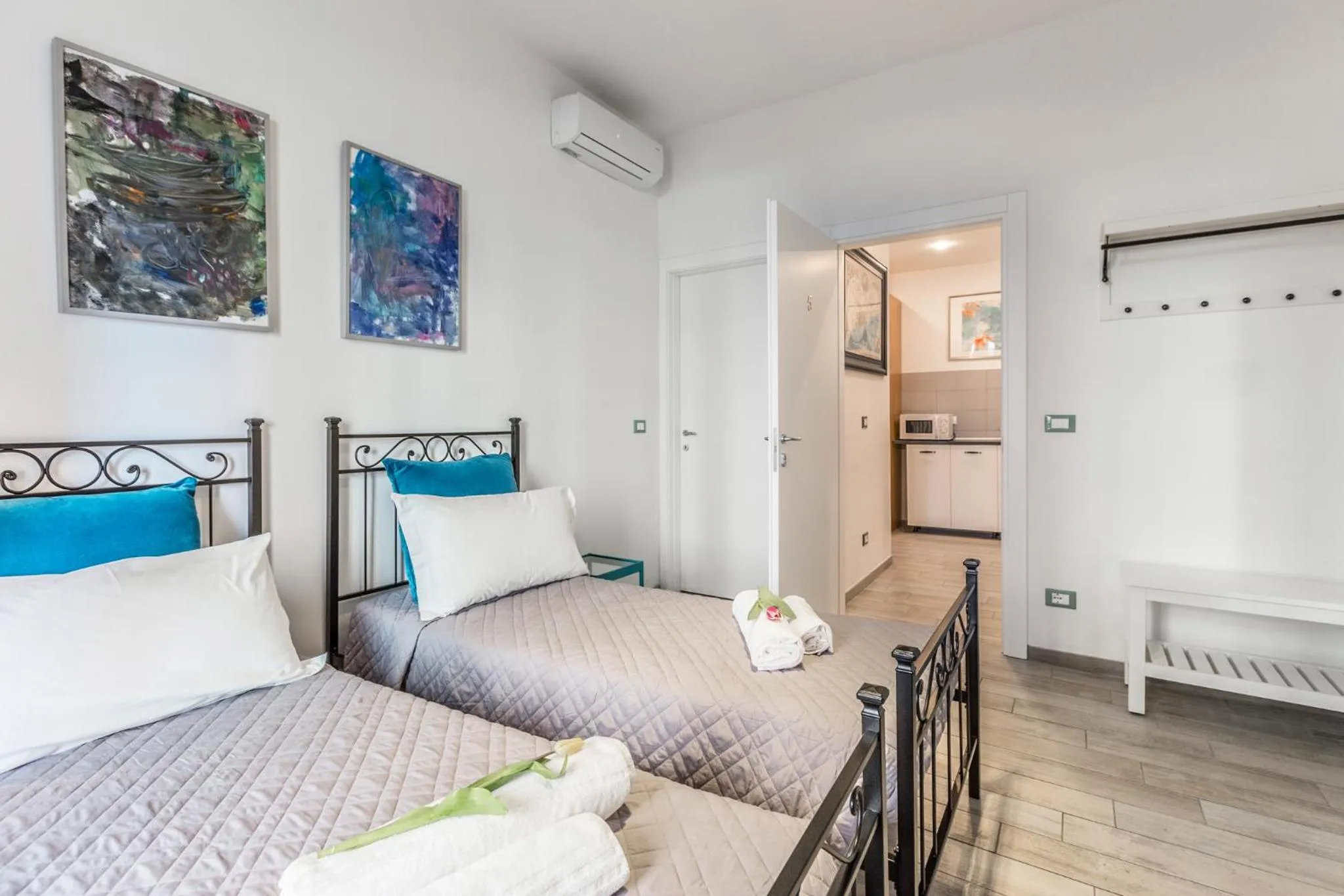 Bedroom, Bed in Central City Rooms