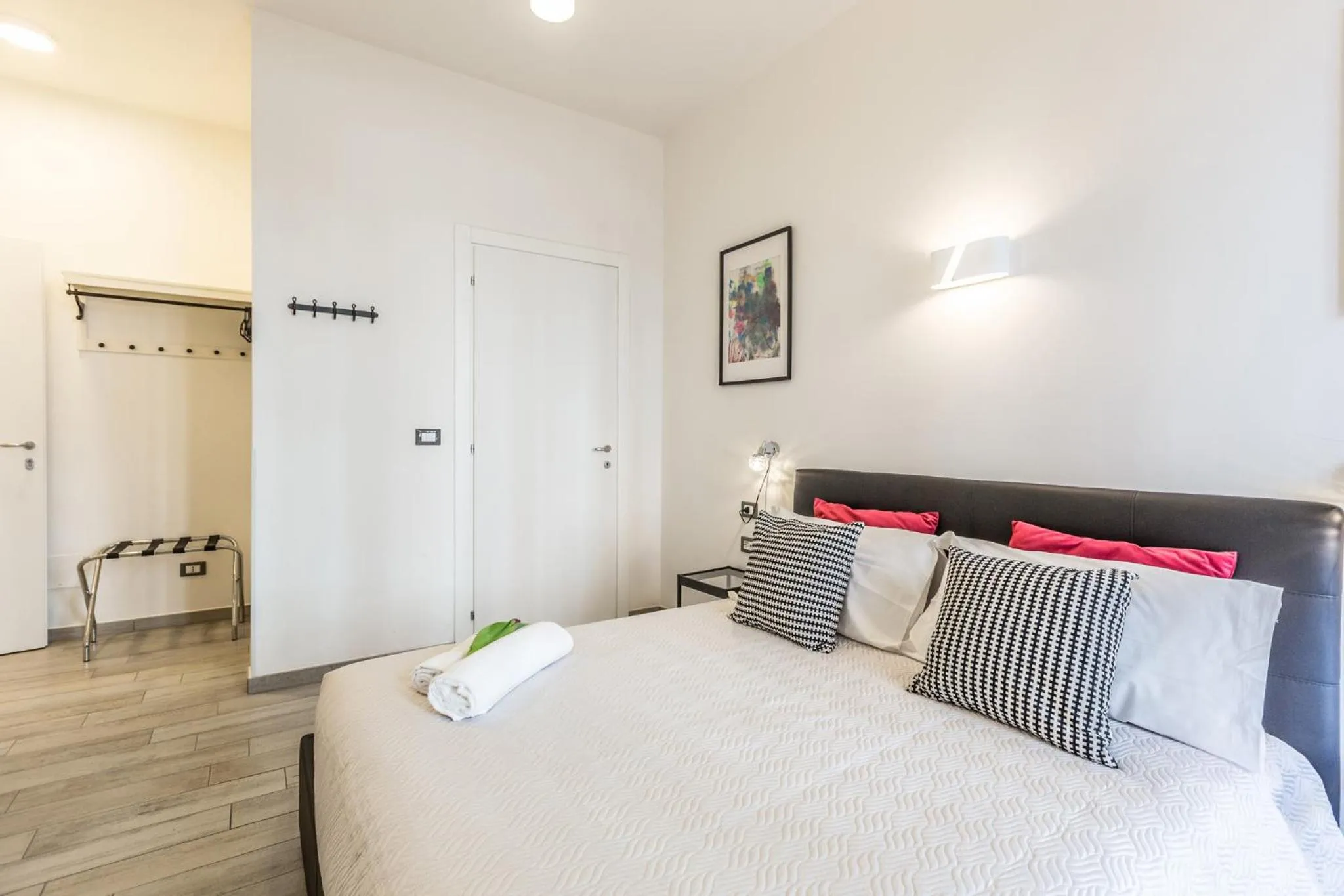 Bathroom, Bed in Central City Rooms