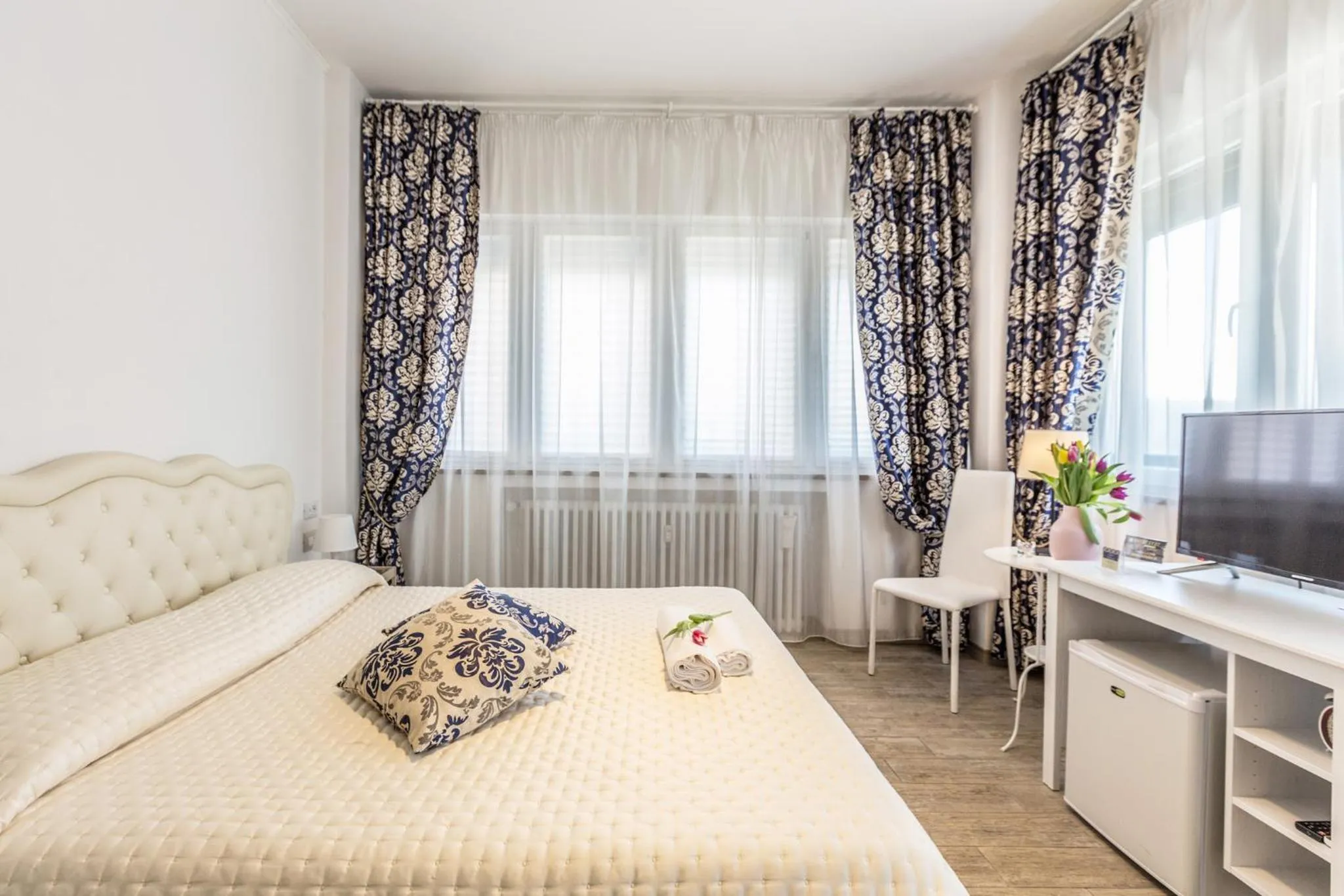 Bedroom, Bed in Central City Rooms