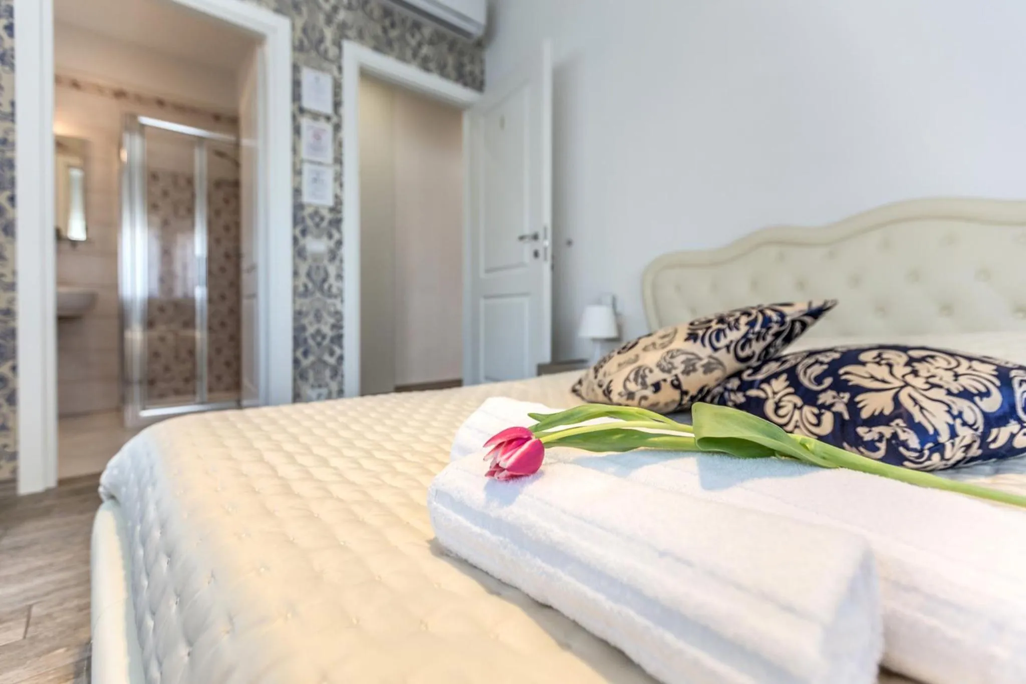 Bedroom, Bed in Central City Rooms