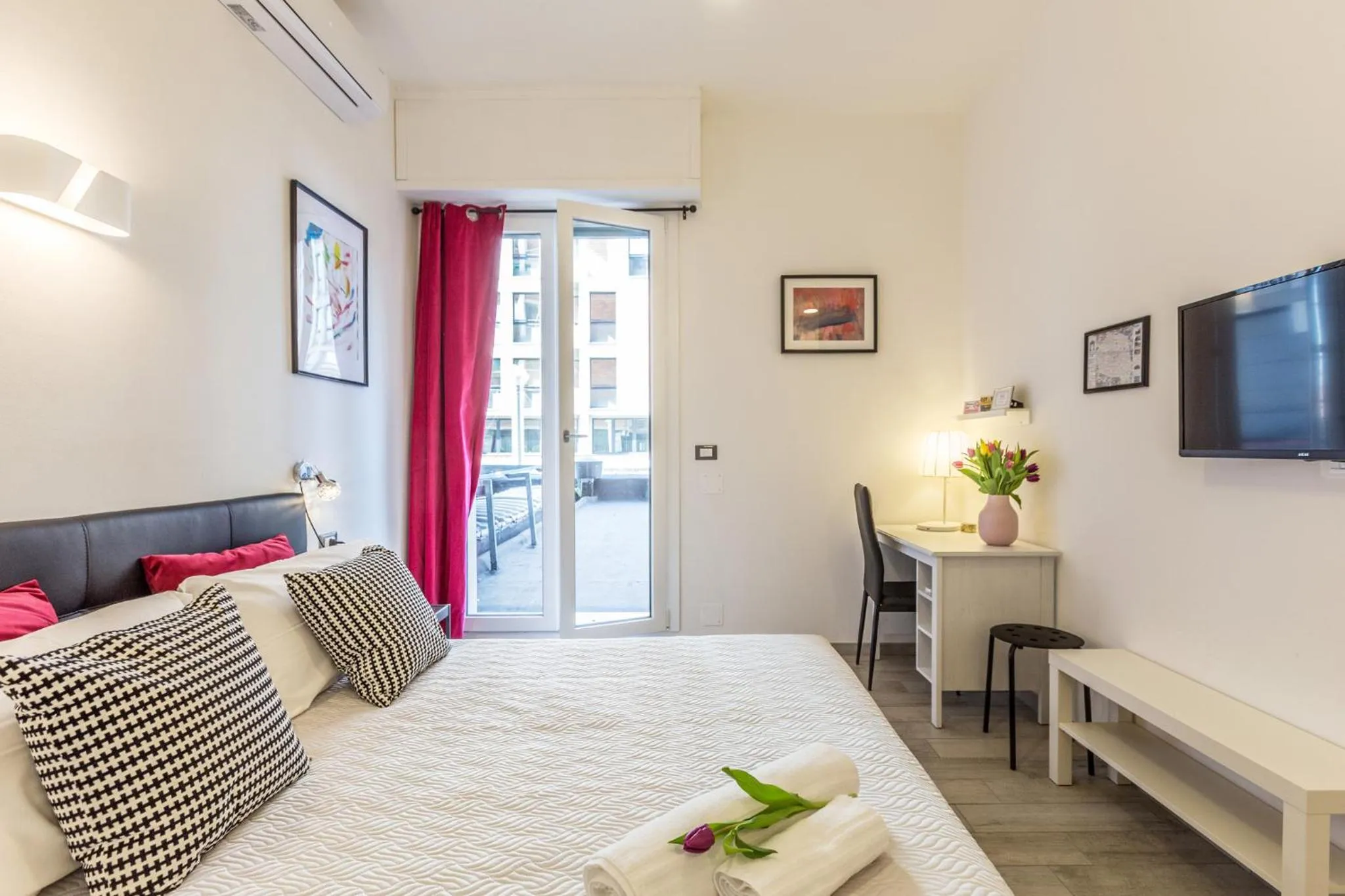 Bedroom, Bed in Central City Rooms