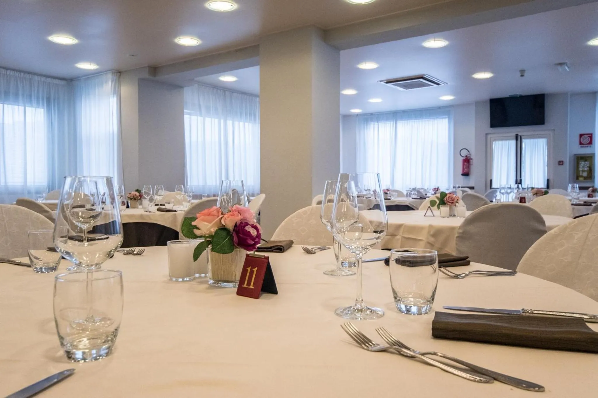 Restaurant/places to eat in New Petit Hotel