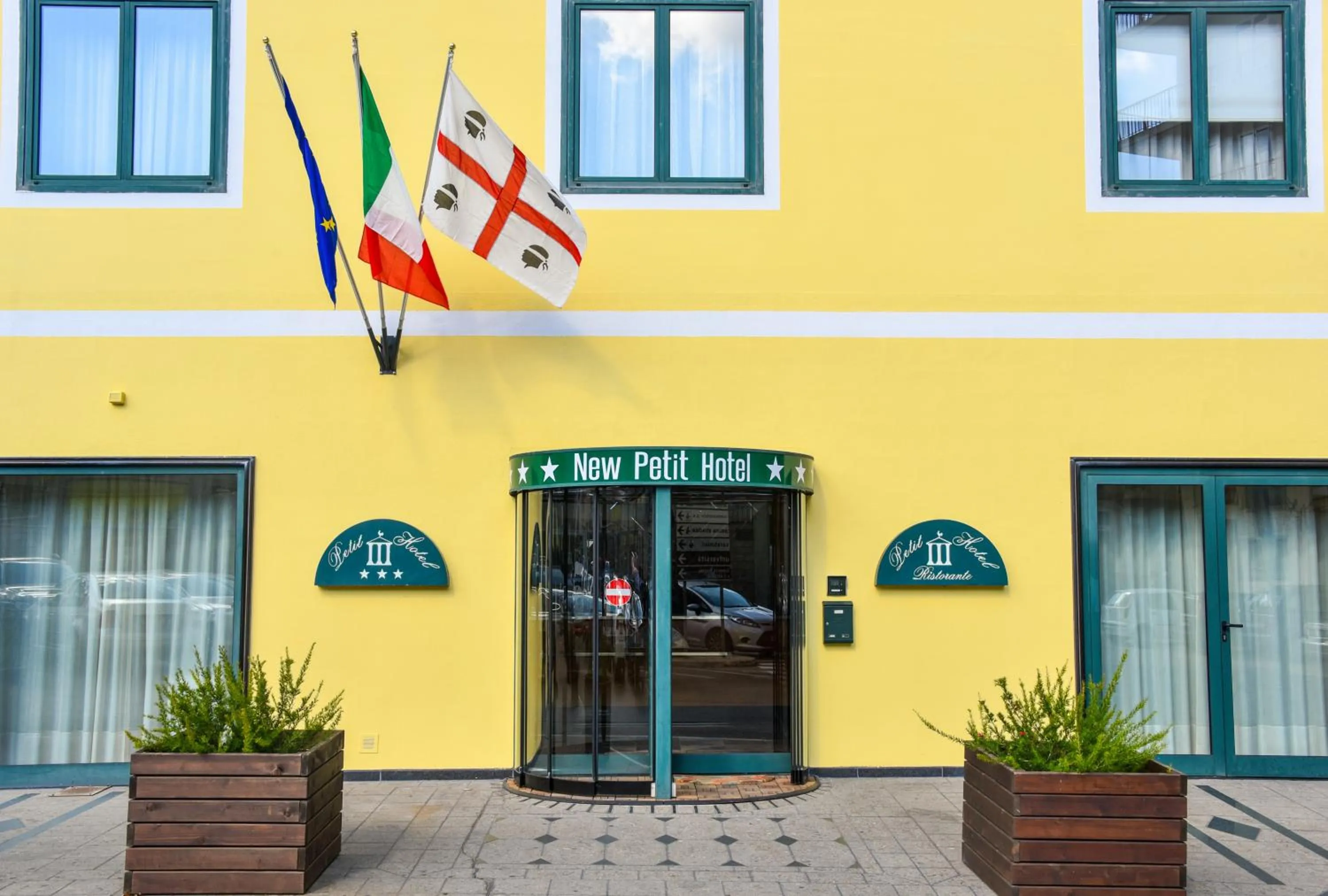 Facade/entrance in New Petit Hotel