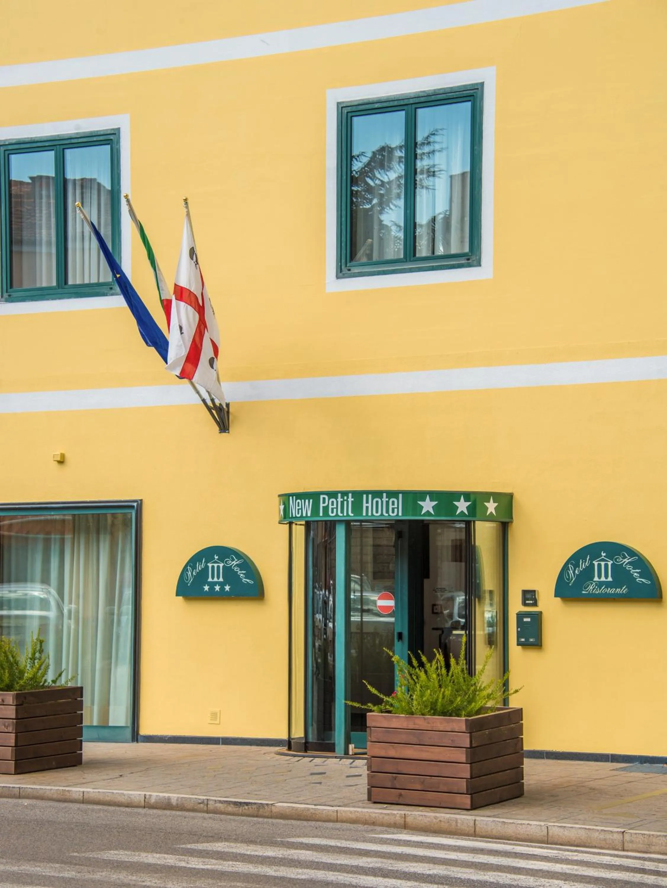 Facade/entrance in New Petit Hotel