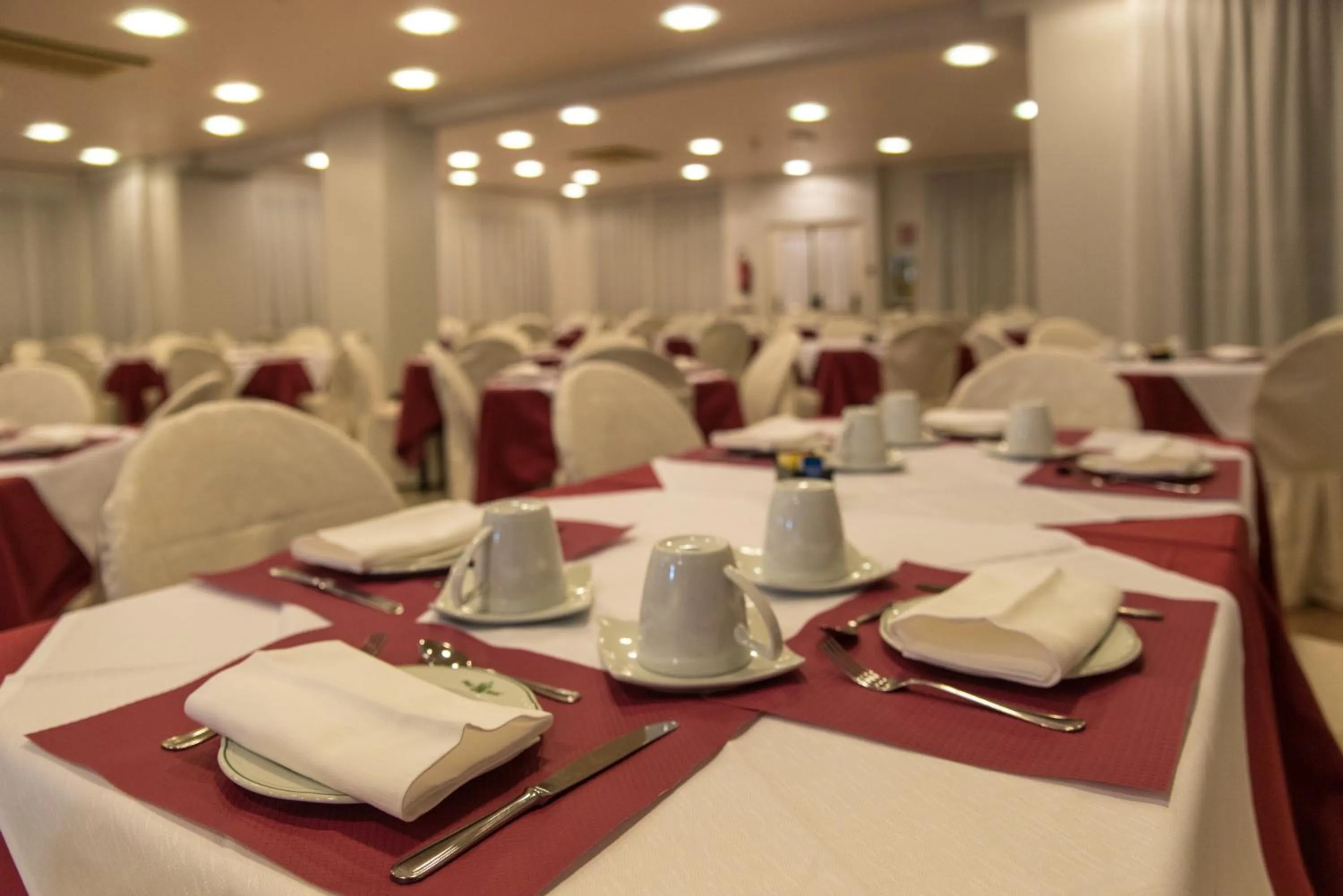 Restaurant/places to eat in New Petit Hotel