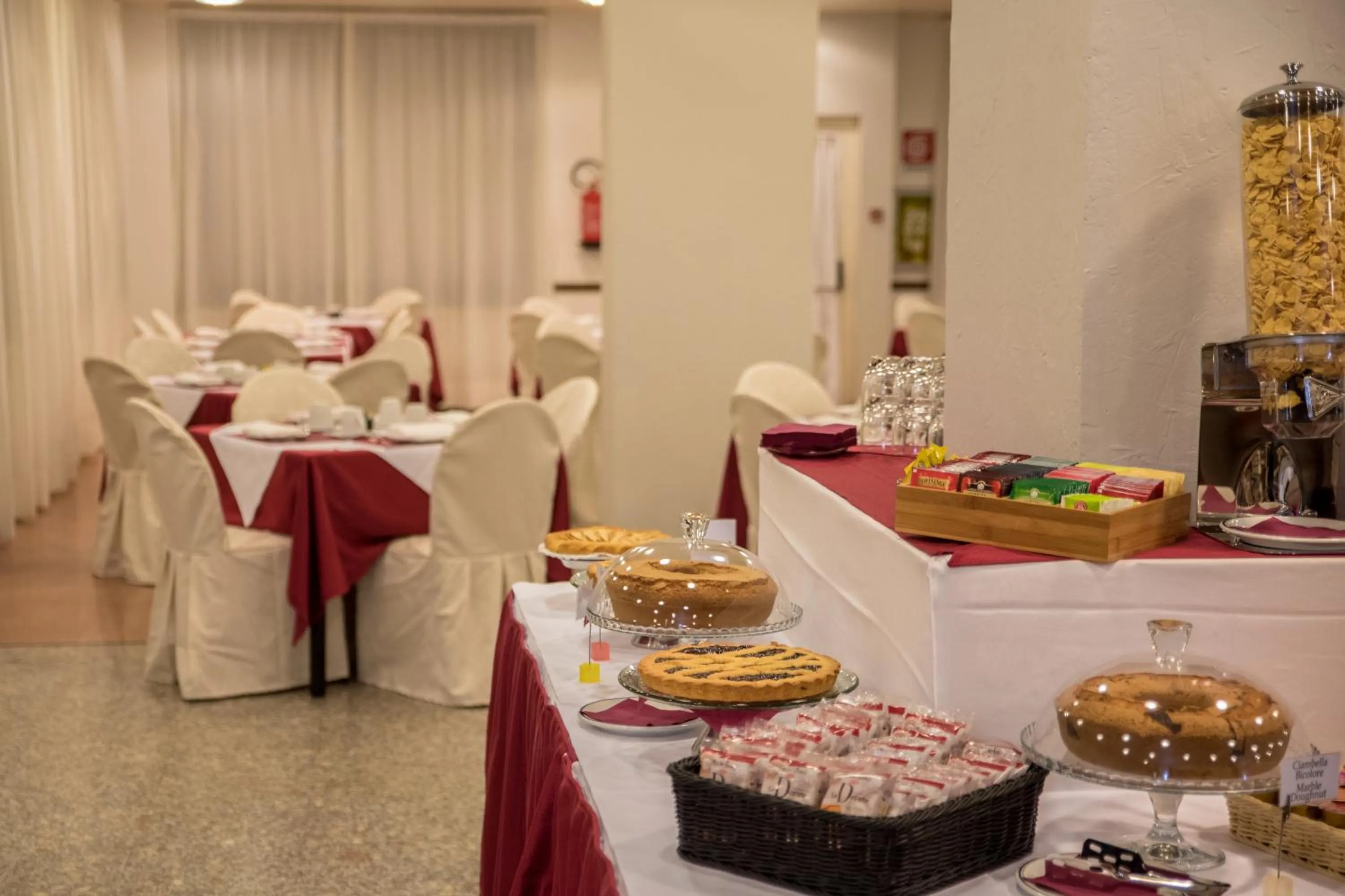 Restaurant/places to eat in New Petit Hotel