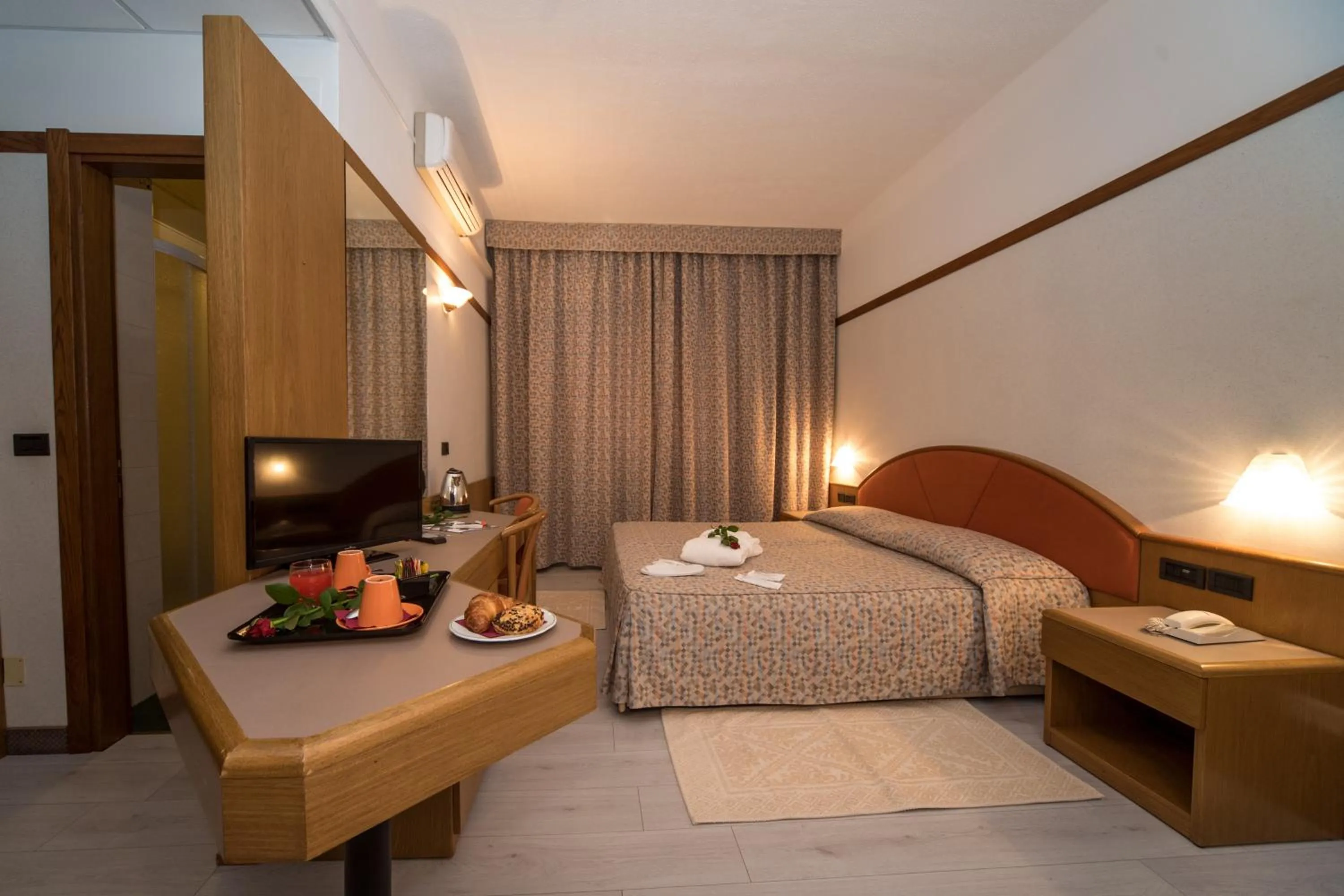 Bedroom, Bed in New Petit Hotel