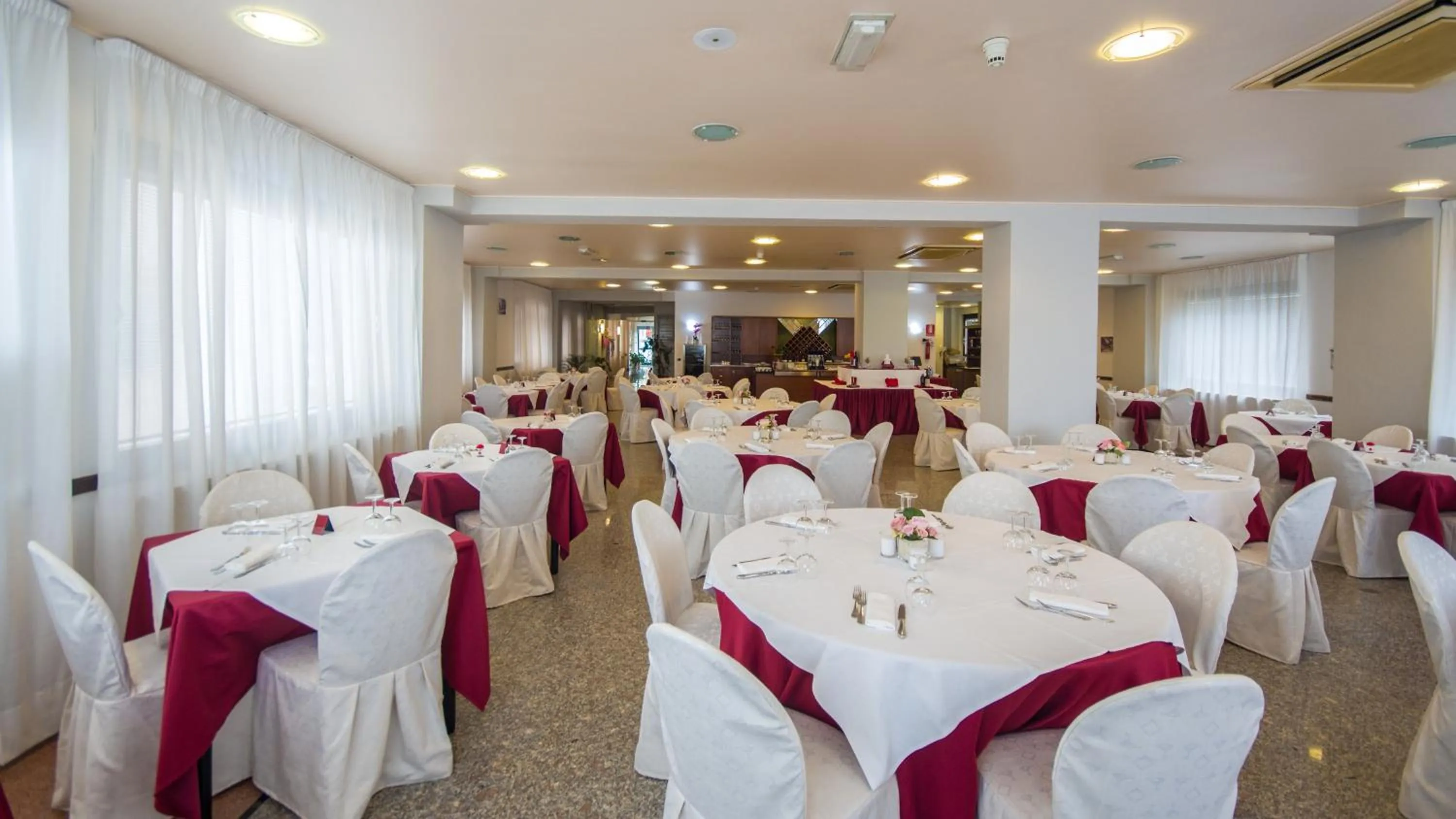 Restaurant/places to eat in New Petit Hotel