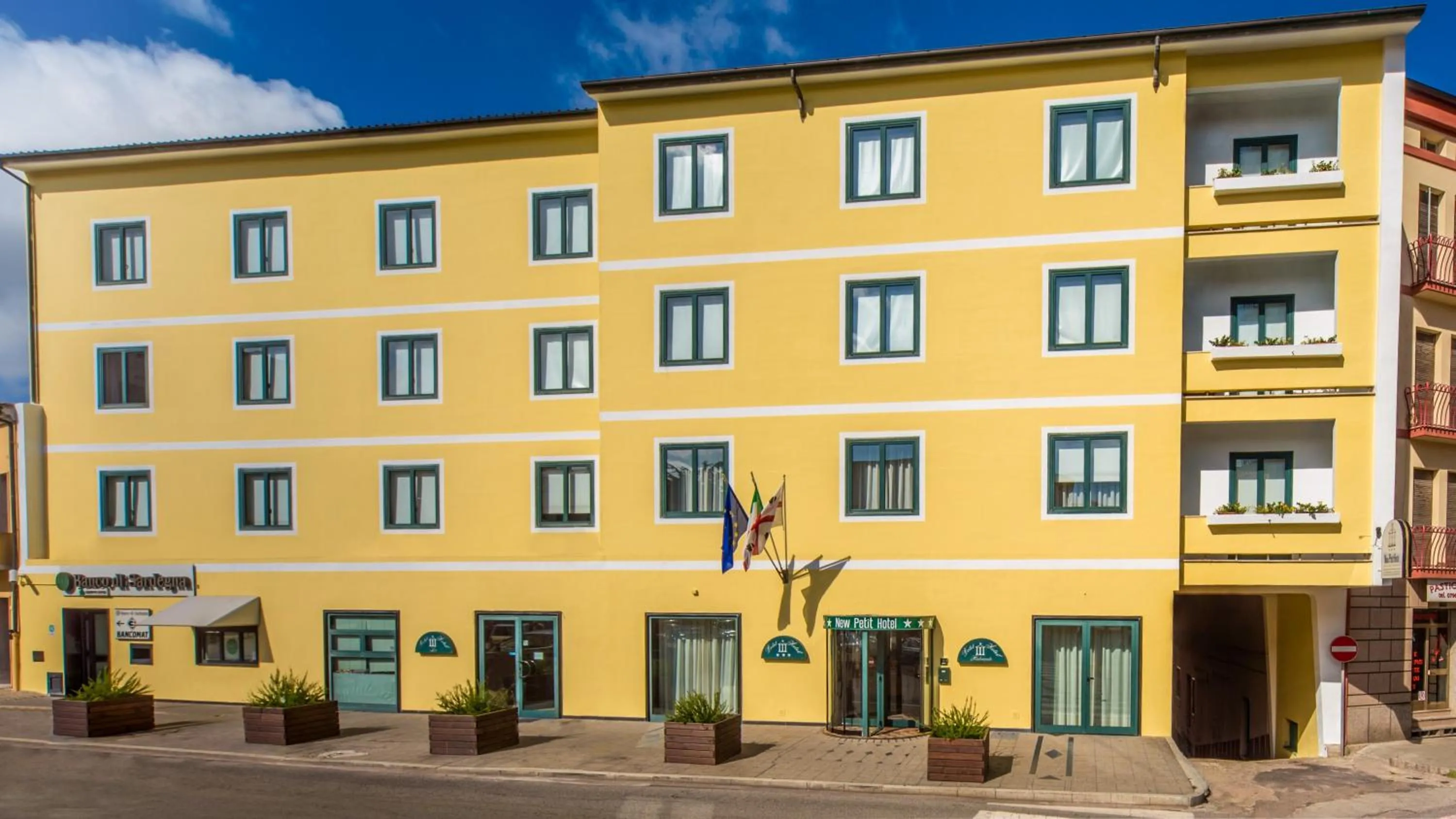 Facade/entrance in New Petit Hotel