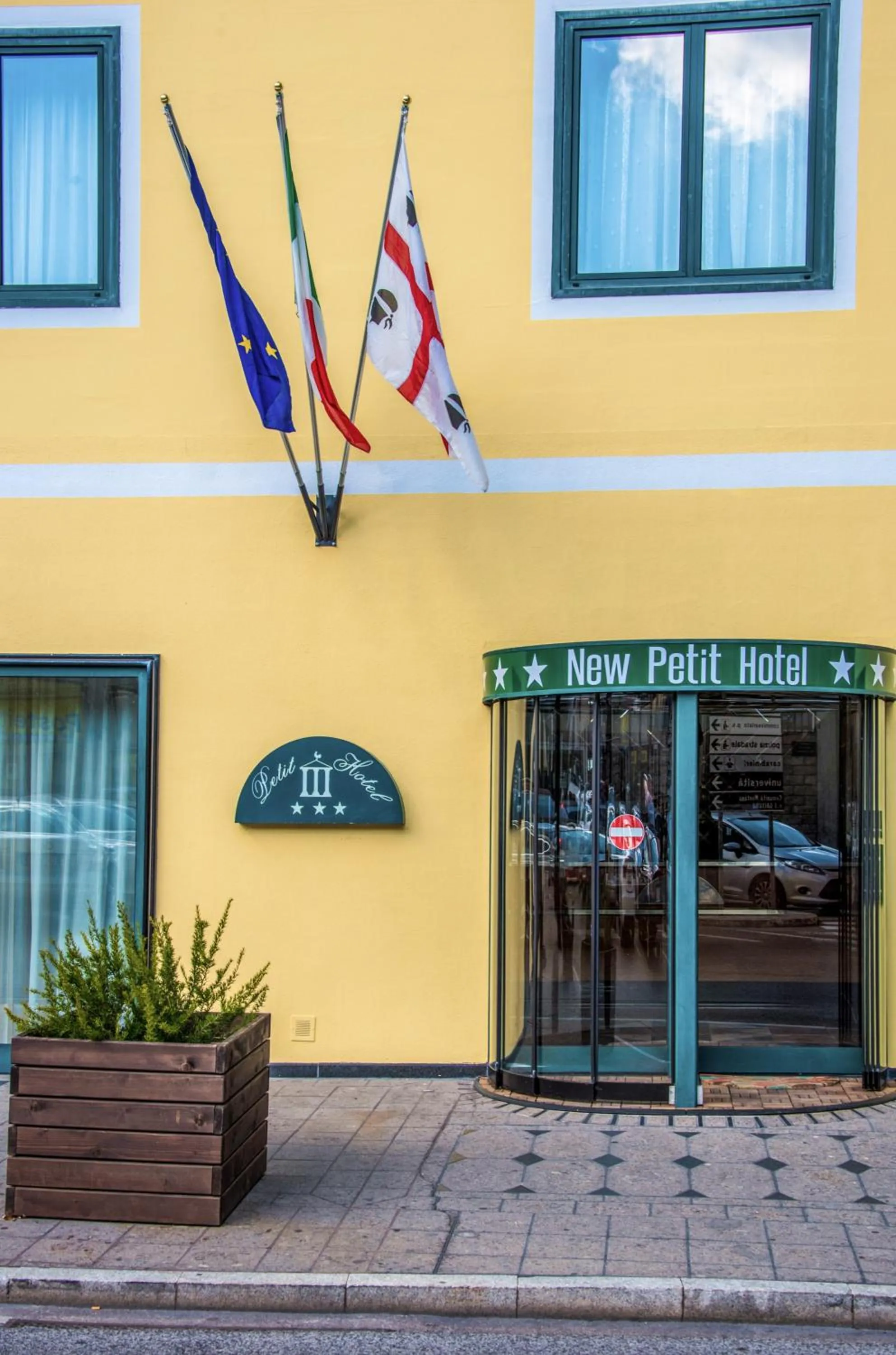 Facade/entrance in New Petit Hotel
