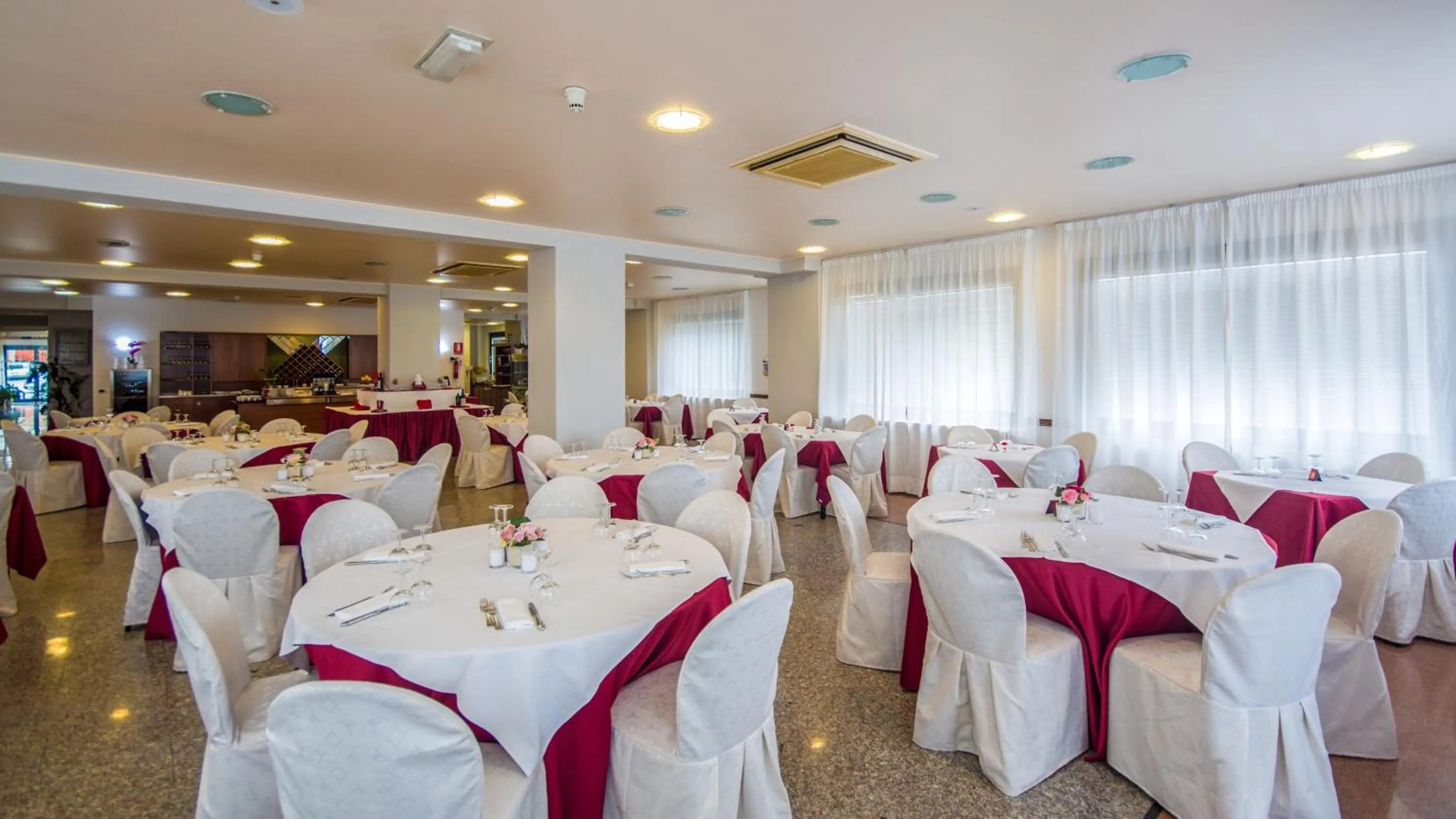 Restaurant/places to eat in New Petit Hotel