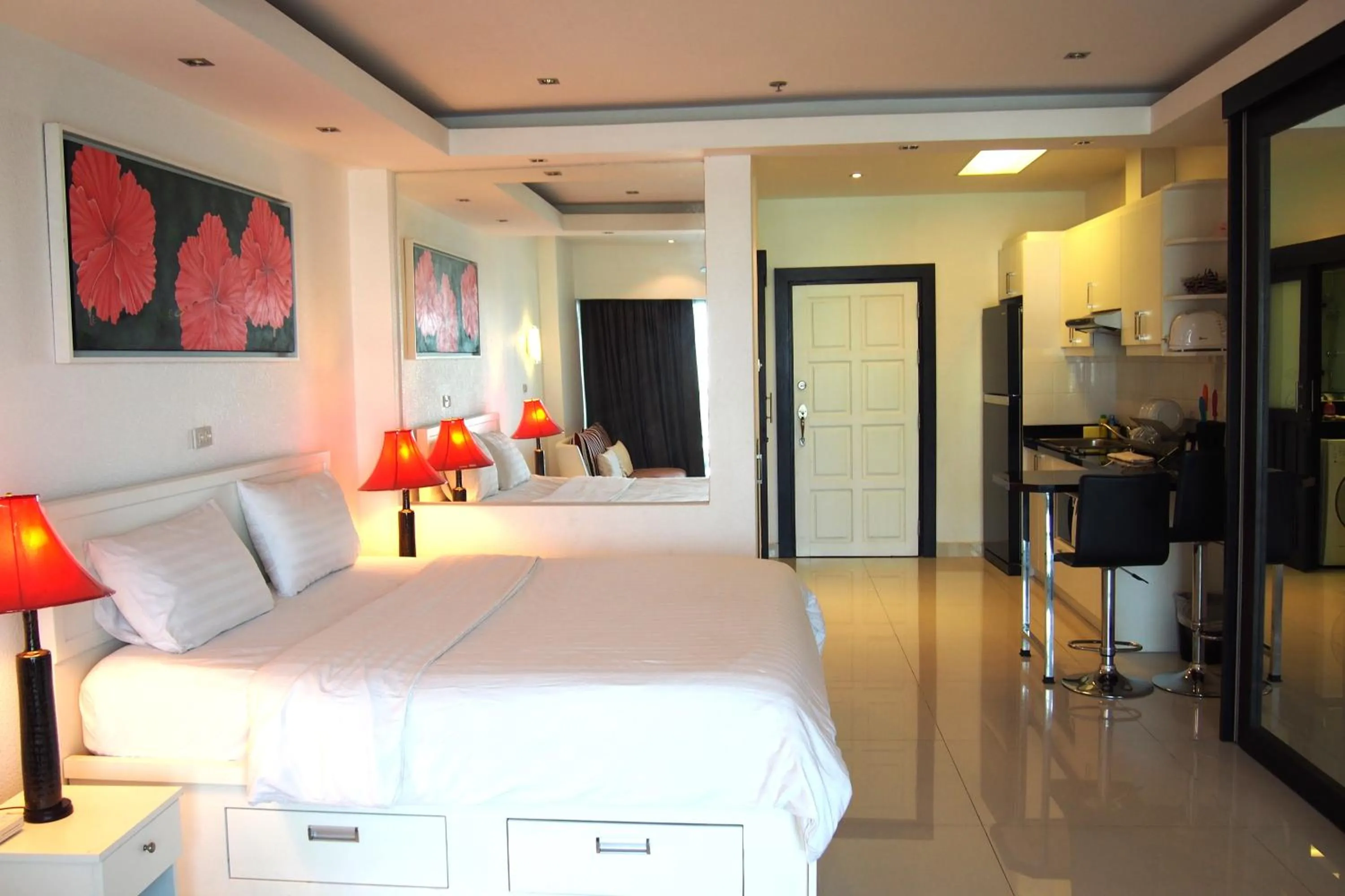 Photo of the whole room, Bed in View Talay 6 by Pat 42