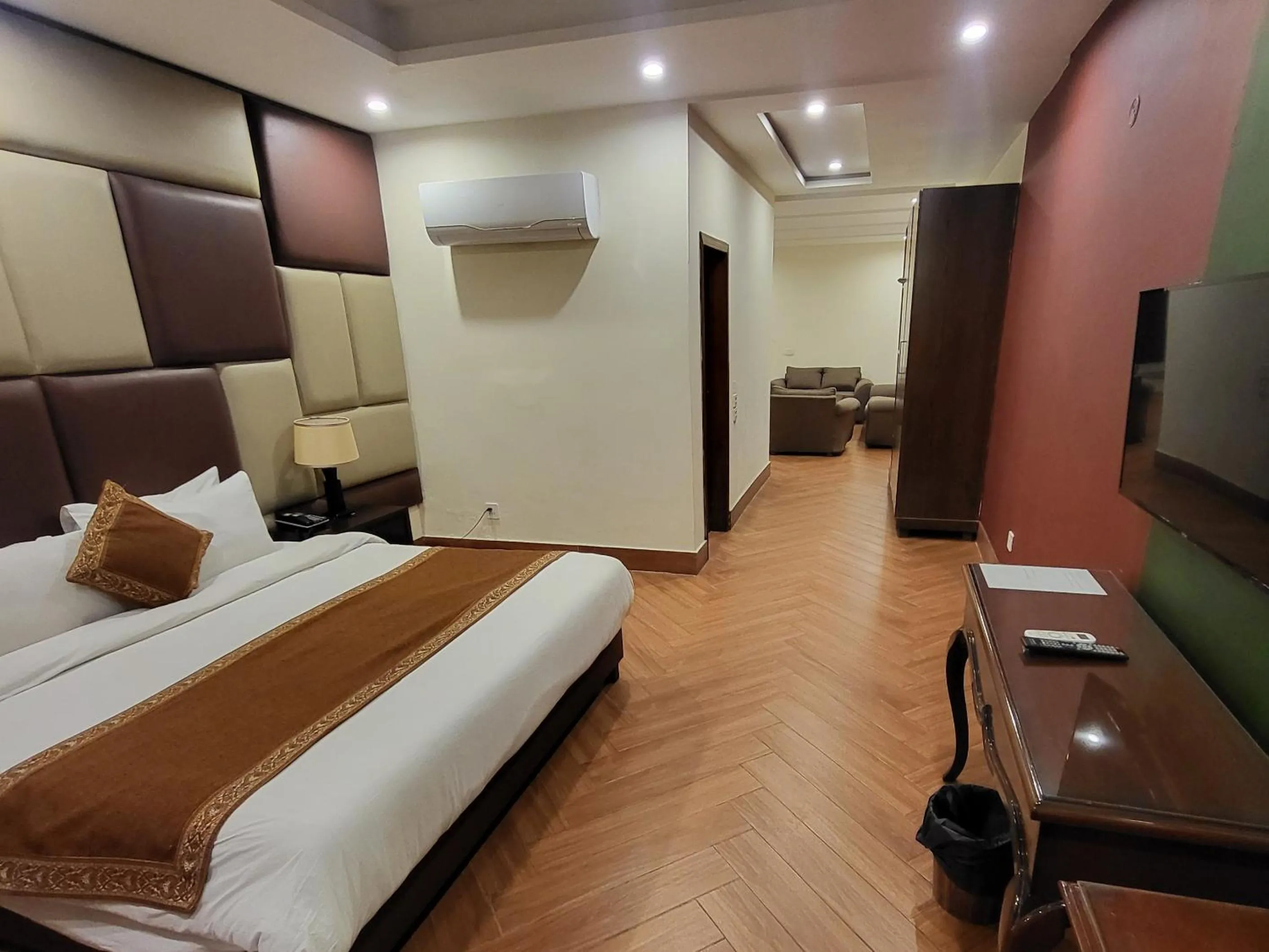 Communal lounge/ TV room, Bed in Grand Millennium Hotel