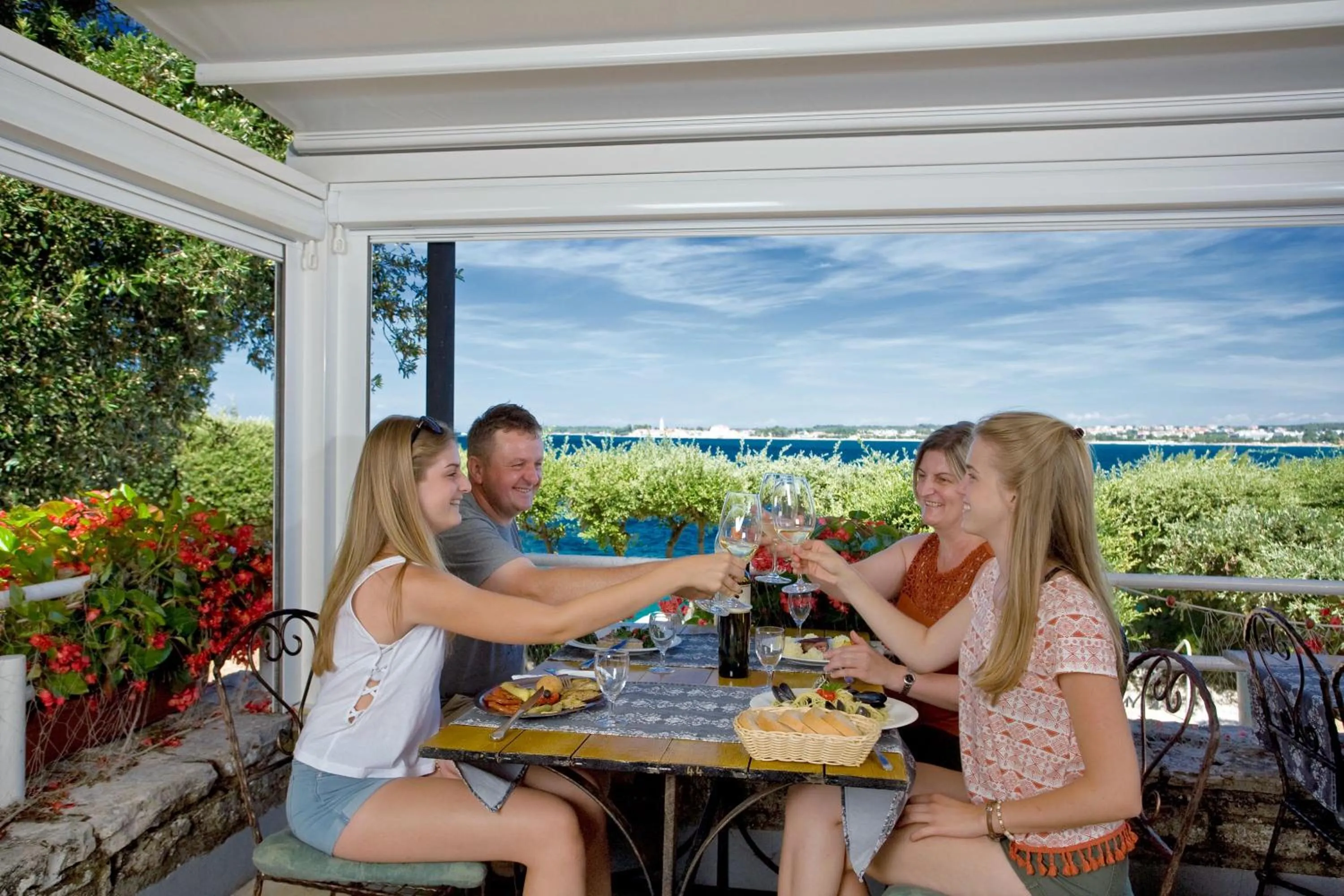 Restaurant/places to eat in Lanterna Resort