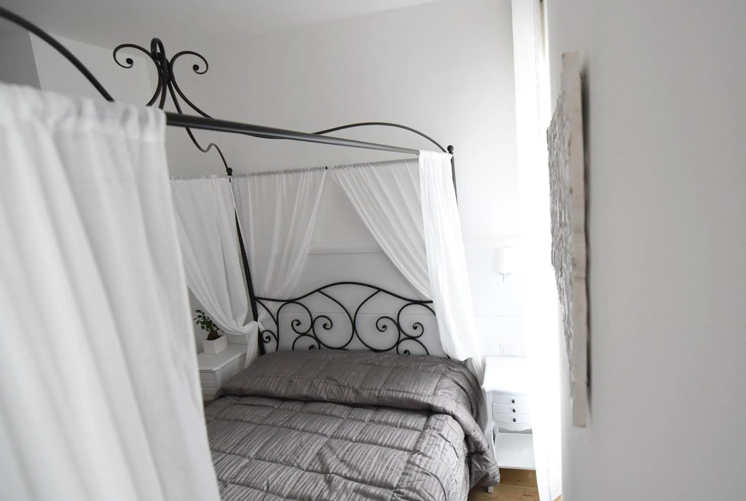 Decorative detail, Bed in BeB Pignatelli Affittacamere