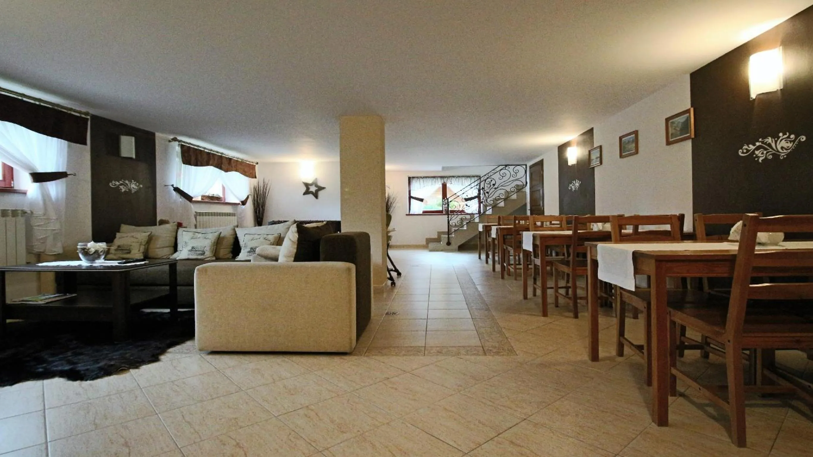 Communal lounge/ TV room in Willa Lichajówka