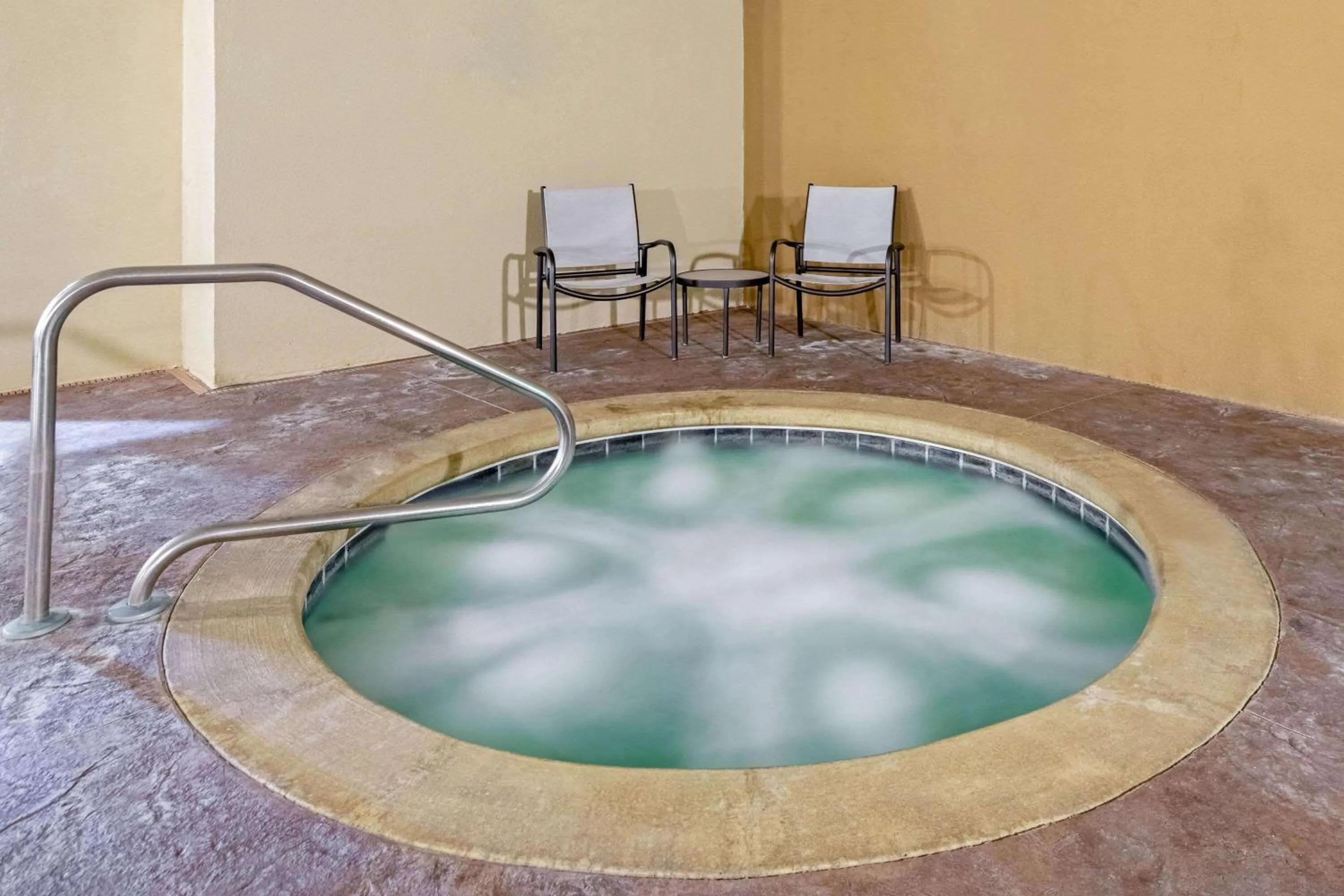 Hot Tub in La Quinta by Wyndham Weatherford OK