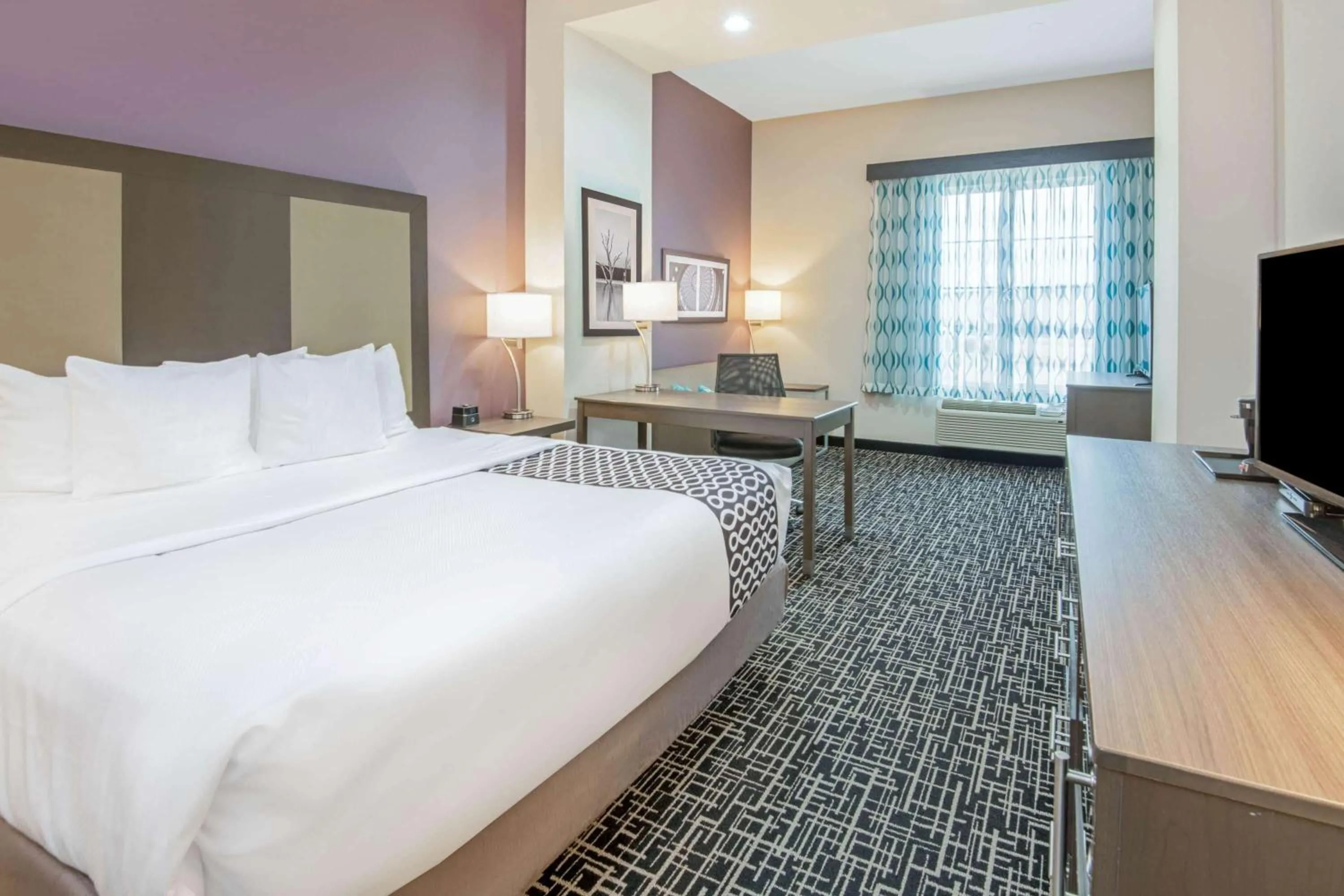 Photo of the whole room, Bed in La Quinta by Wyndham Weatherford OK